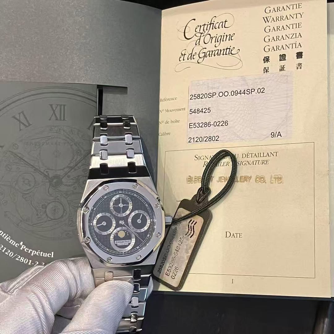May be an image of wrist watch and text that says 'Crtifiat Origine etde Garanties GARANTIE WARRANTY GARANTIE GARANZIA GARANTIA 保 證 保 保証書 書 証 Referonce XII 25820SP.00.0944SP.02…