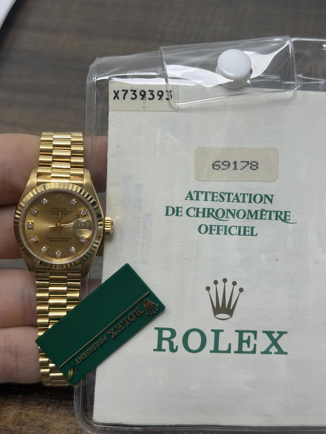 May be an image of wrist watch and text that says 'X7393936 69178 ATTESTATION DE CHRONOMETRE OFFICIEL ROLEX'