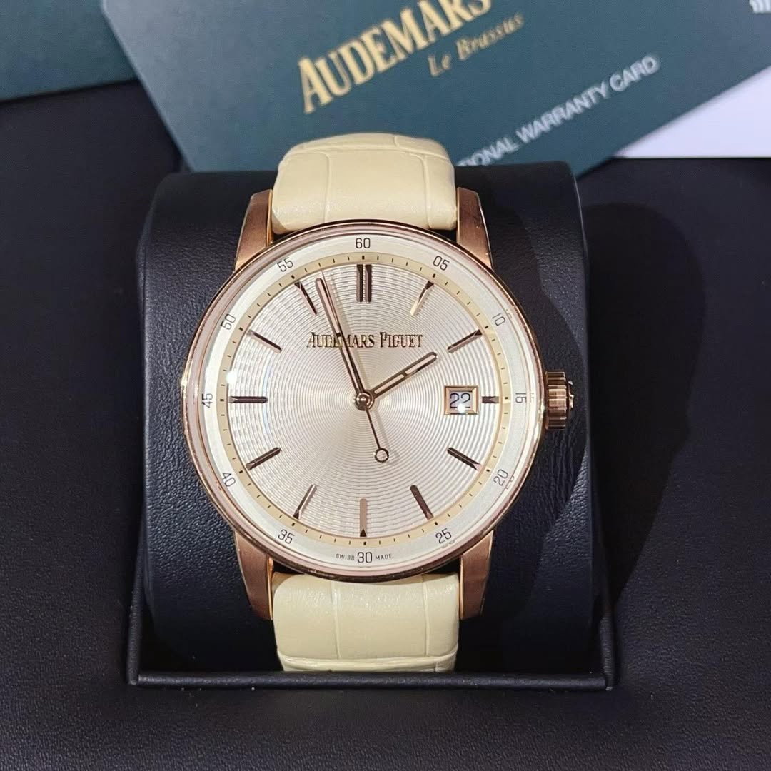 May be an image of wrist watch and text that says 'AUDEMAR WARRANTY CARD Rrassus Le WARRANTY RONAL ALTIIARS PIGUET ( AO 0 20 يا 35 RASa 0MANE 26 ኢ.ልርሱሁውትም'