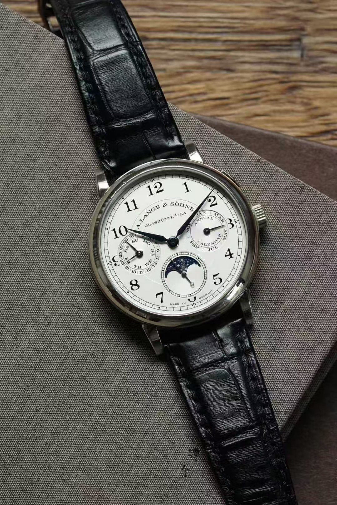 May be an image of wrist watch and text that says '1 12 11 ANGE 義 SOHNT E OLASHUTTE!S SA 10 SL 10 a/ SL a 2 0 ល SEAR UII VIN SE CALEN TU UL 2 4 5 21 זניב WI. 8 ان 7 M MARK'