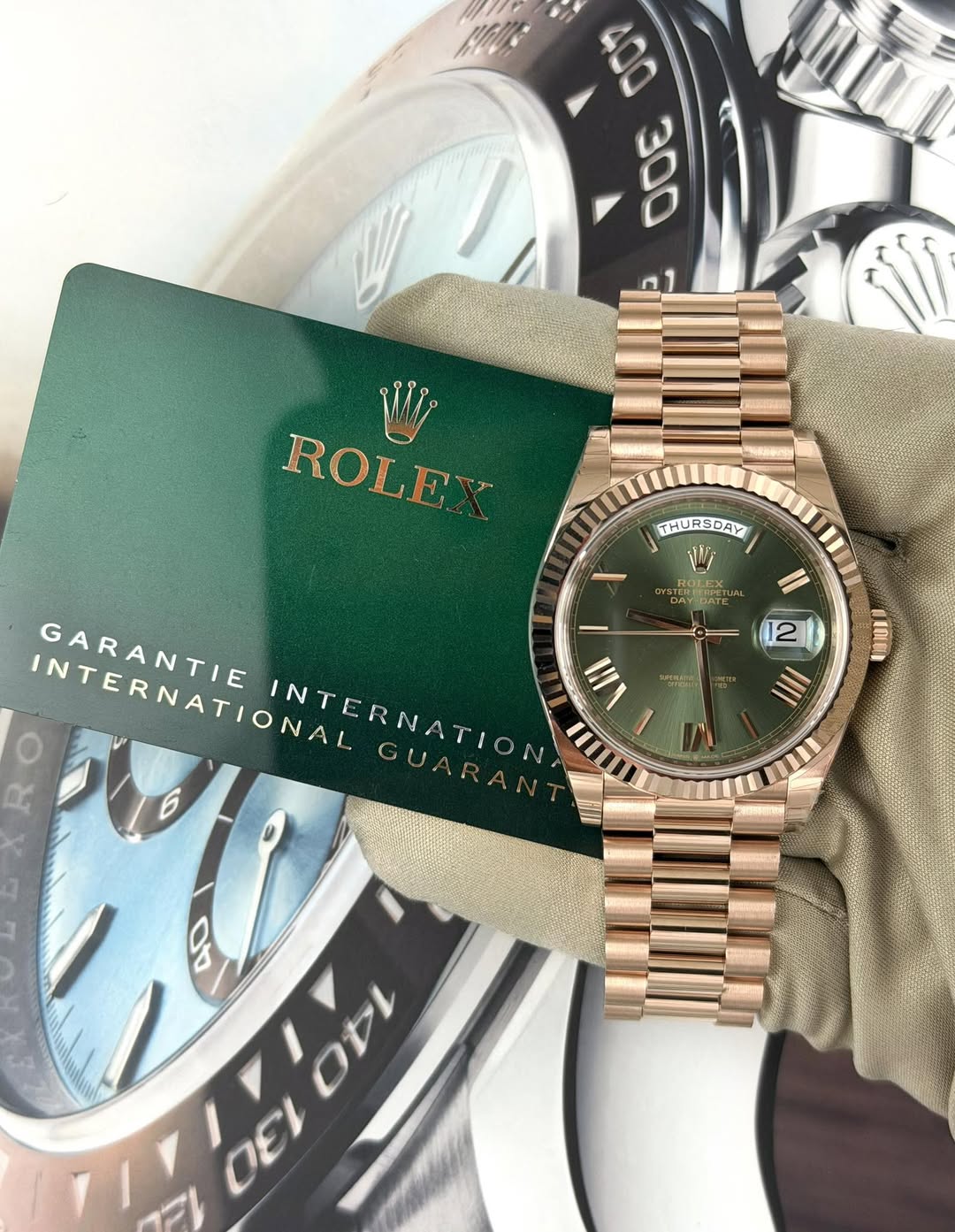 May be an image of wrist watch and text that says '400 300 م ROLEX ROI MT ندء THURSDAY SDAY ر DATE ٥ INTERNATIONAL GARANTIE GARANTIE INTERNATIONTE 12 III MK 10時 0b 00 0E'
