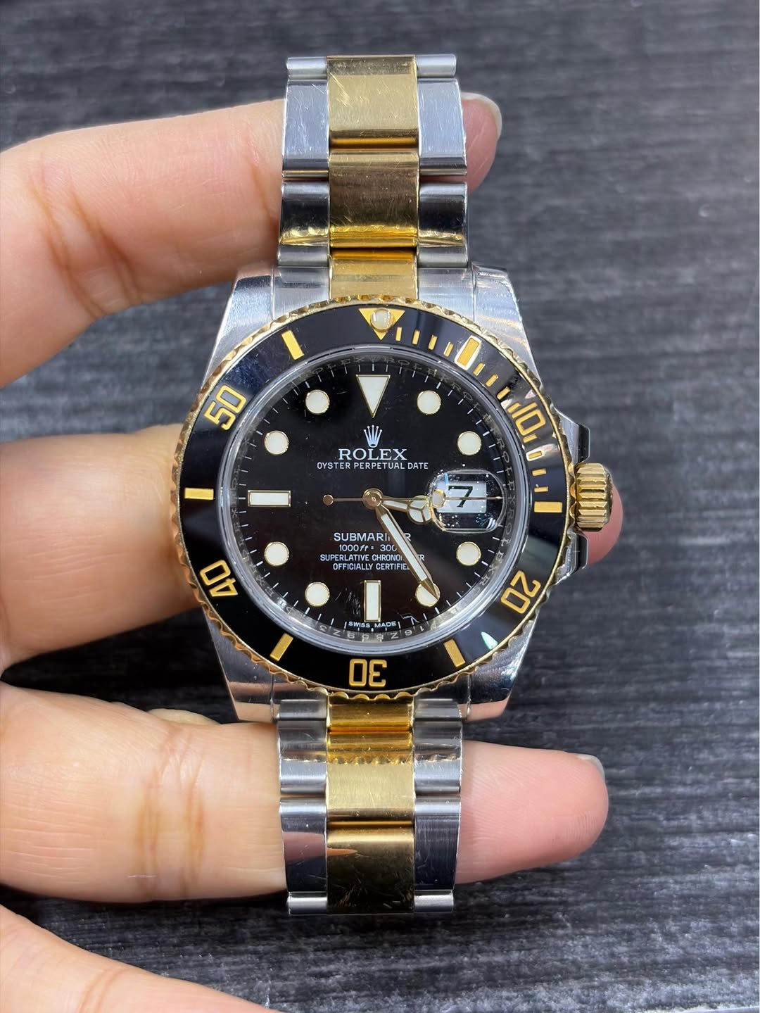 May be an image of wrist watch and text that says '50 ROLEX X ROL OYST PERPETUAL DVTE 410 7 1 SUBMAR RI SIDEDLATIE UPERLATIV 1000ft- 300 H0ONG OFFICIALLY CERTIF CERTIFE 40 ምህ は 20…