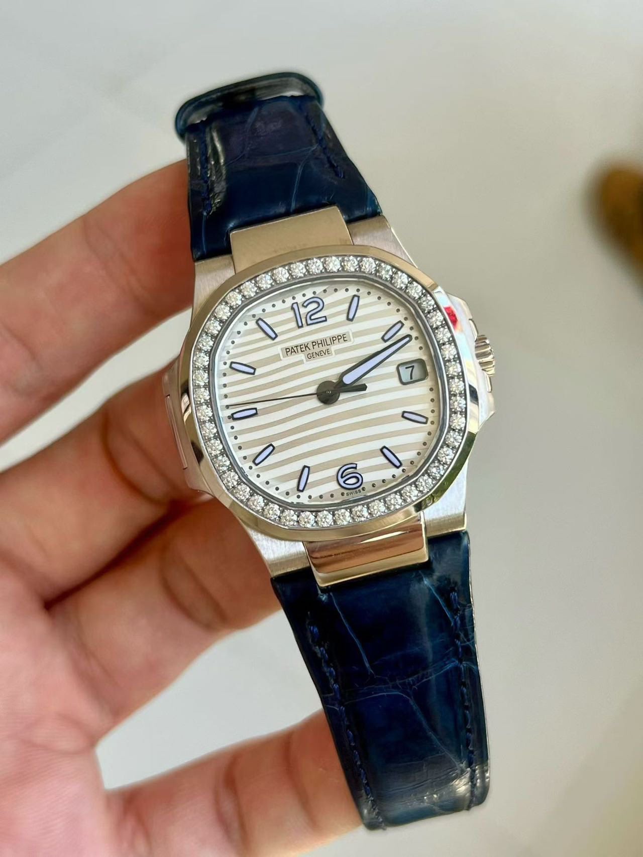 May be an image of wrist watch and text that says '12 i • PATEK PATEKPHILIPR PHILIPPE PE GENEVE ዐበ 0 1 0 0 S 0 0 6 0'