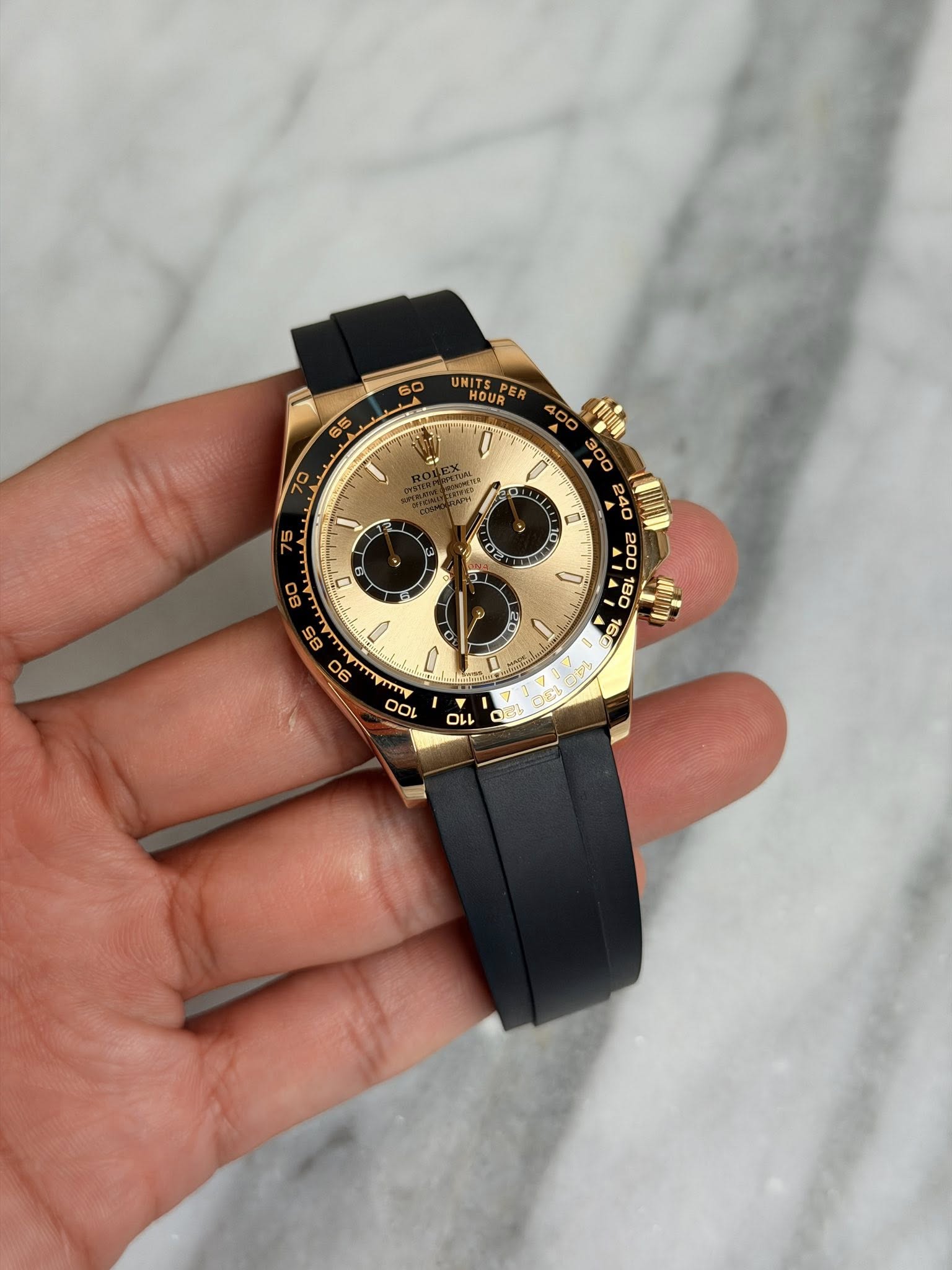 May be an image of wrist watch and text that says '60 UNI UNITSPE HOUR OUR O اح လ 85 O O B 6 0 - a οι 11'