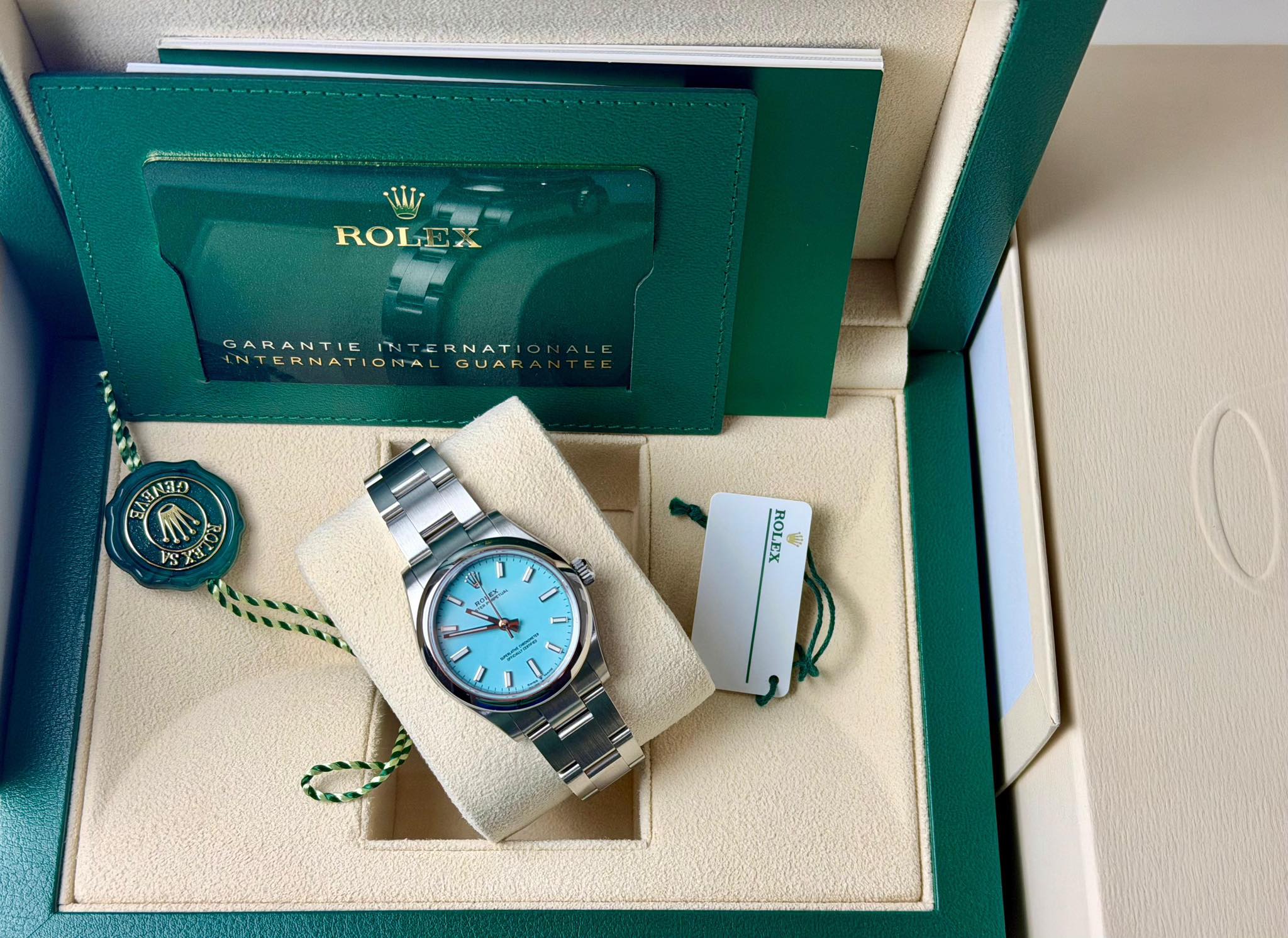 May be an image of wrist watch and text that says 'ROLEX GARANTIE INTE RNATI GARANTIEINTERNATI ON INTERNATIONALG GUA BAAHиR 00 VS A D P KO ជារ ROLEX 豊 사 I I 報 L'
