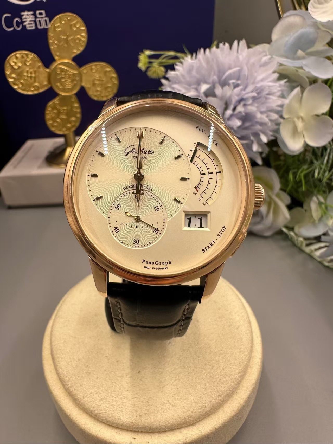May be an image of wrist watch and text that says '奢品 Gla Sütte 大 10 GLASH TE'SA T 50 10 00 ٤ 20 30 11 STOP START PapoGraph MADE'
