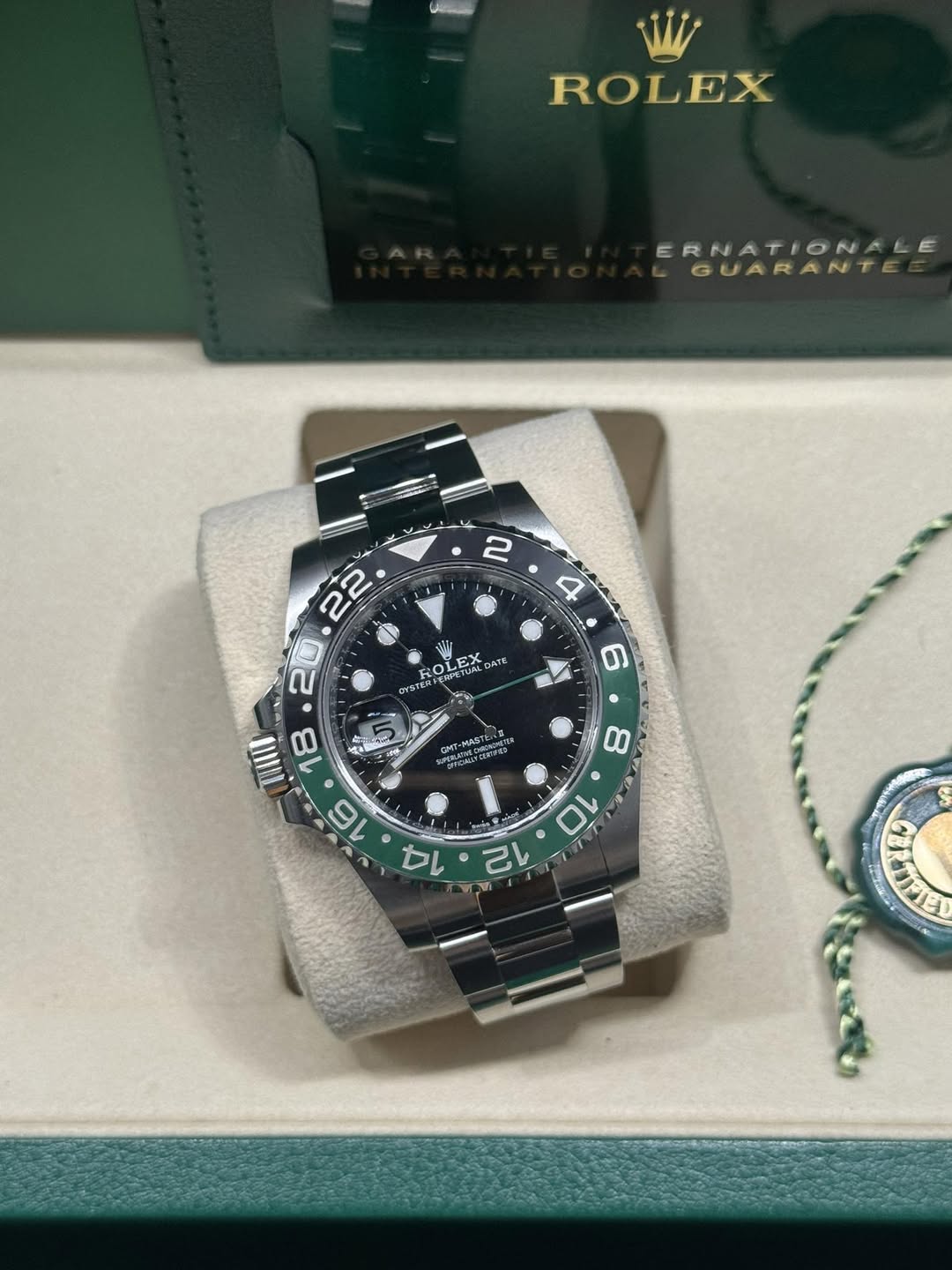 May be an image of wrist watch and text that says 'o ROLEX ERNATIONALE GUARANTEE GUAR 2 4 WII ROLENS CKaPeTwbl DArE HYにルLくC A'