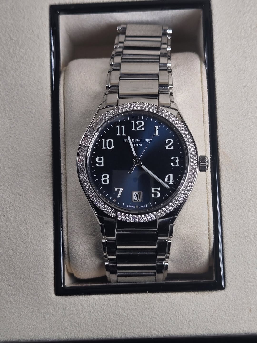 May be an image of digital watch and text that says ' PHILIPPE ENEVE | ESwISS MADE! ج しんん tang 4'