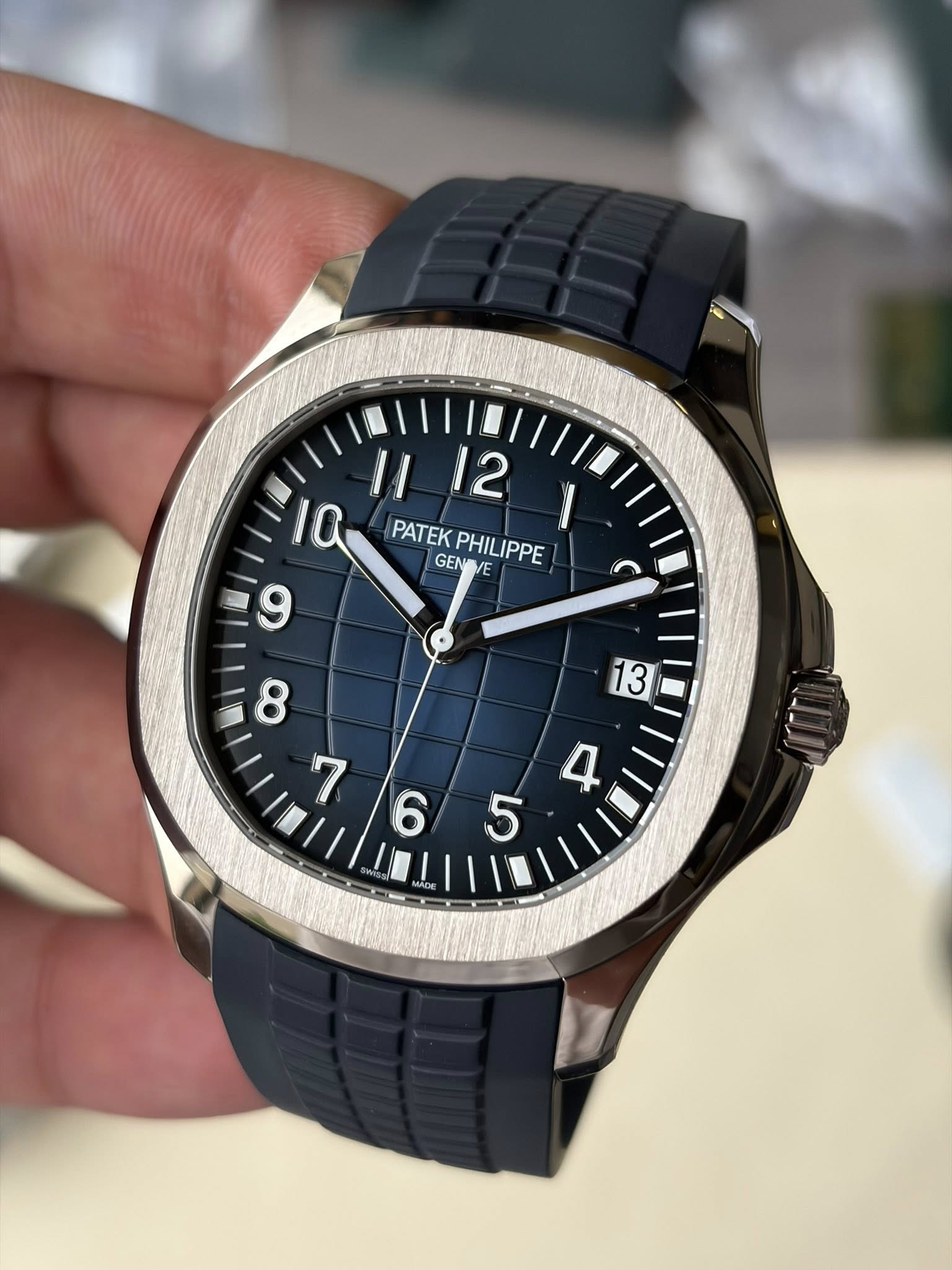 May be an image of wrist watch and text that says 'ια 0 I1 12 PATEK TEKPHILIPPE GENO/E PHILIPPE م 6 5 4'