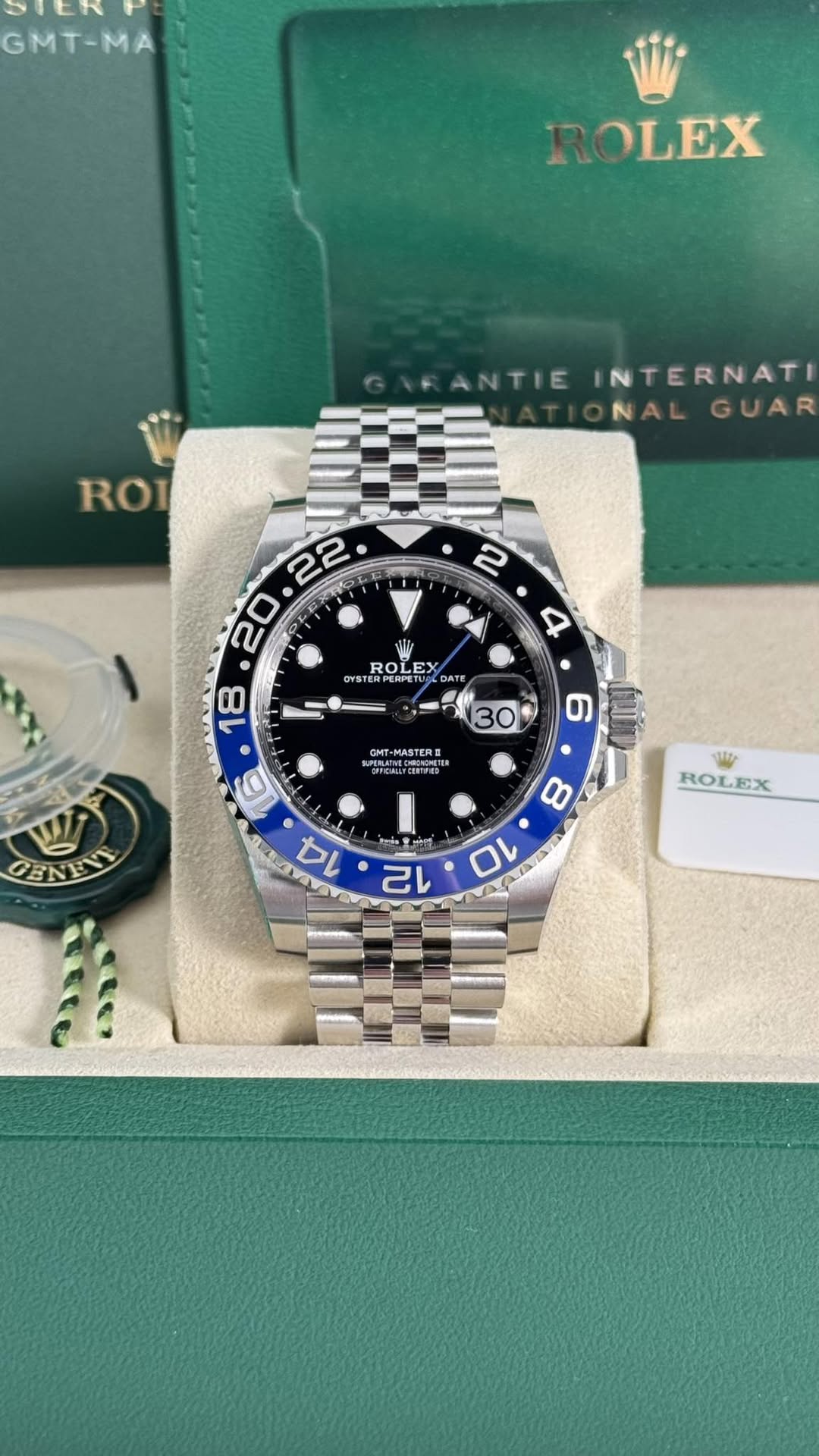 May be an image of wrist watch and text that says 'OTER GMT-MA ROLEX ANTIE ROI NTERNATI NALGUAR NAL GUAR iF q 4 RO ROLE E X R0I oi OYSTER STERPERPET DATE 30 6 GMT-PASTER1 STER1…