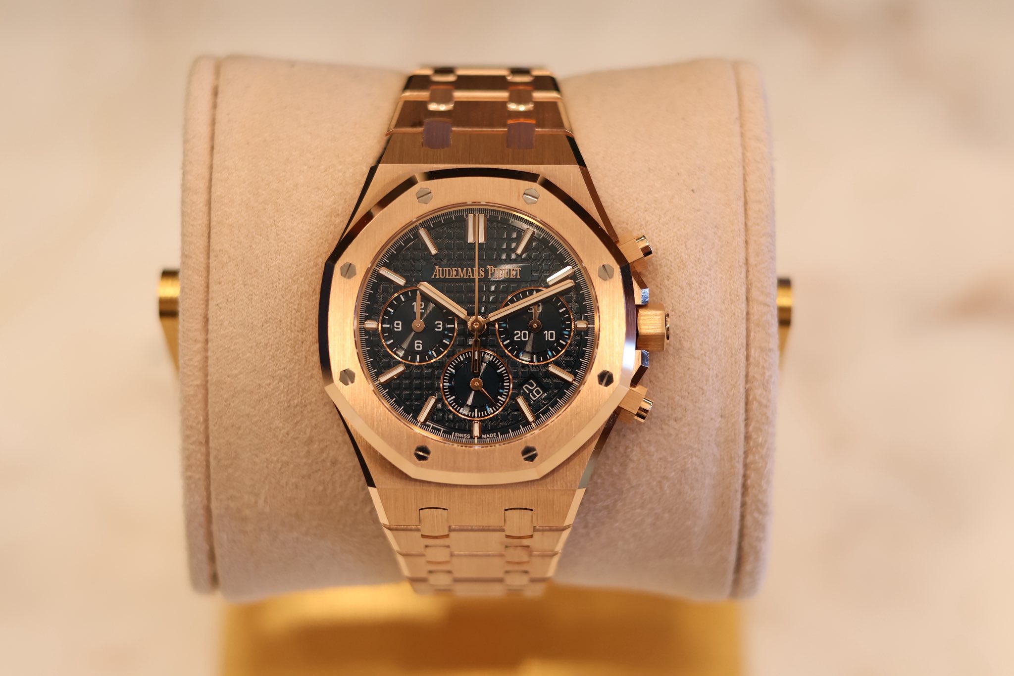 May be an image of wrist watch and text that says 'ل ی II AUDEMANS PIET I ١ RN 4'