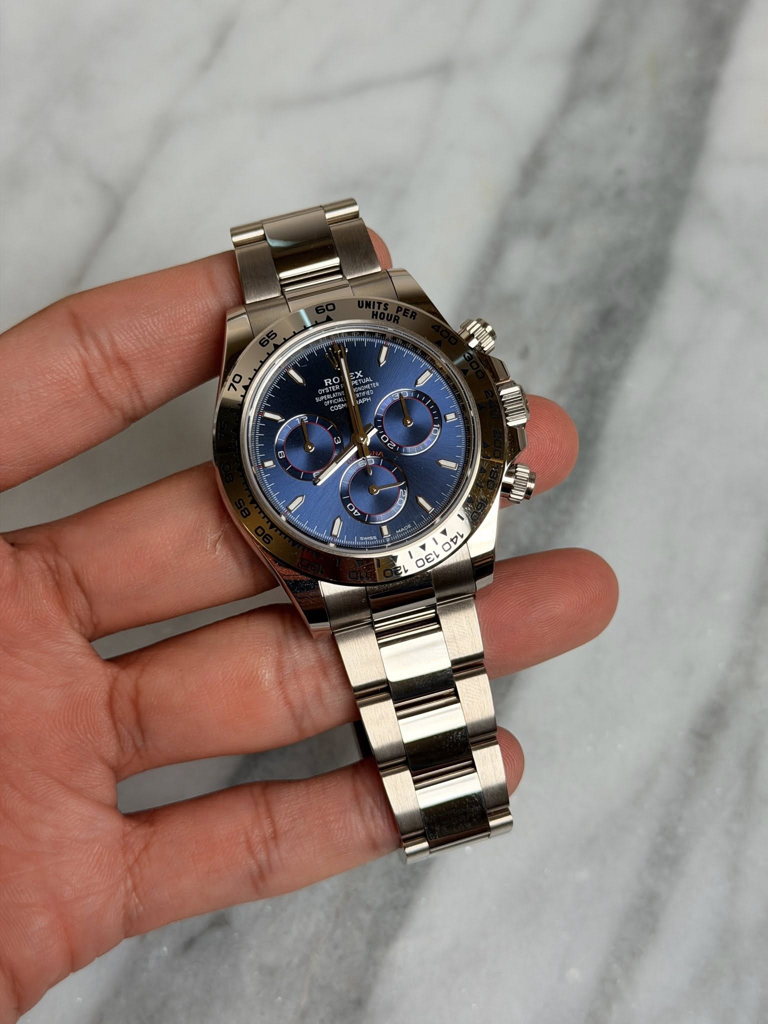 May be an image of wrist watch and text that says '70 NS 市 OF 1000 マセレ 04 ↓ 1EL'