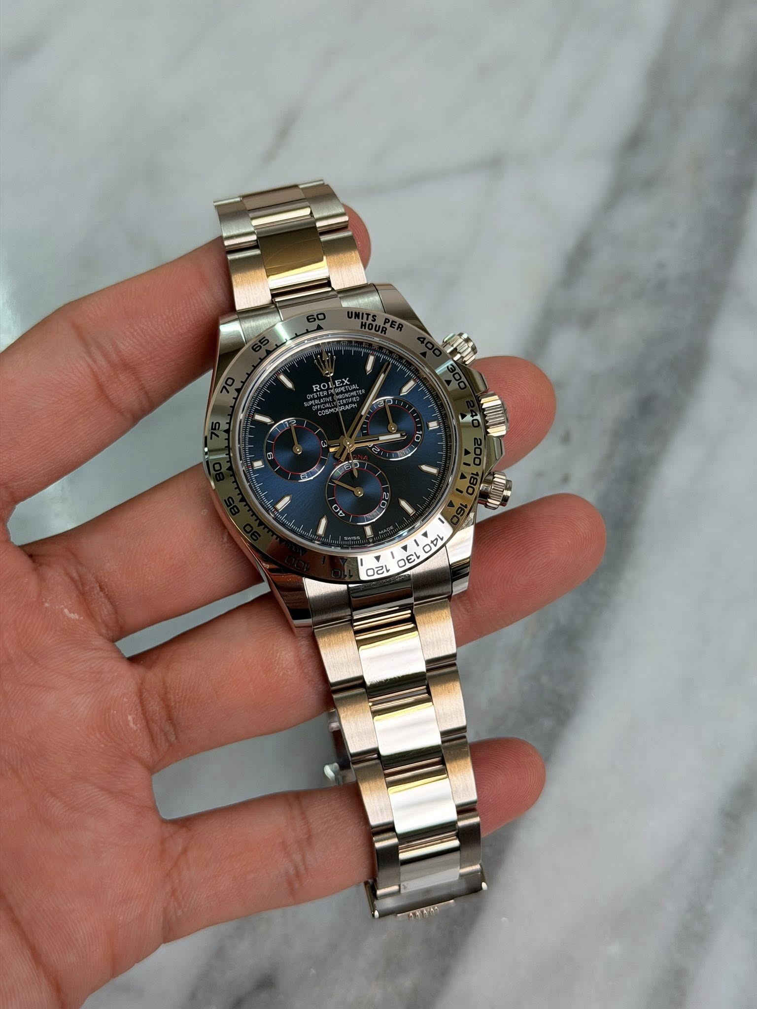 May be an image of wrist watch and text that says 'ن 120 3E οει'