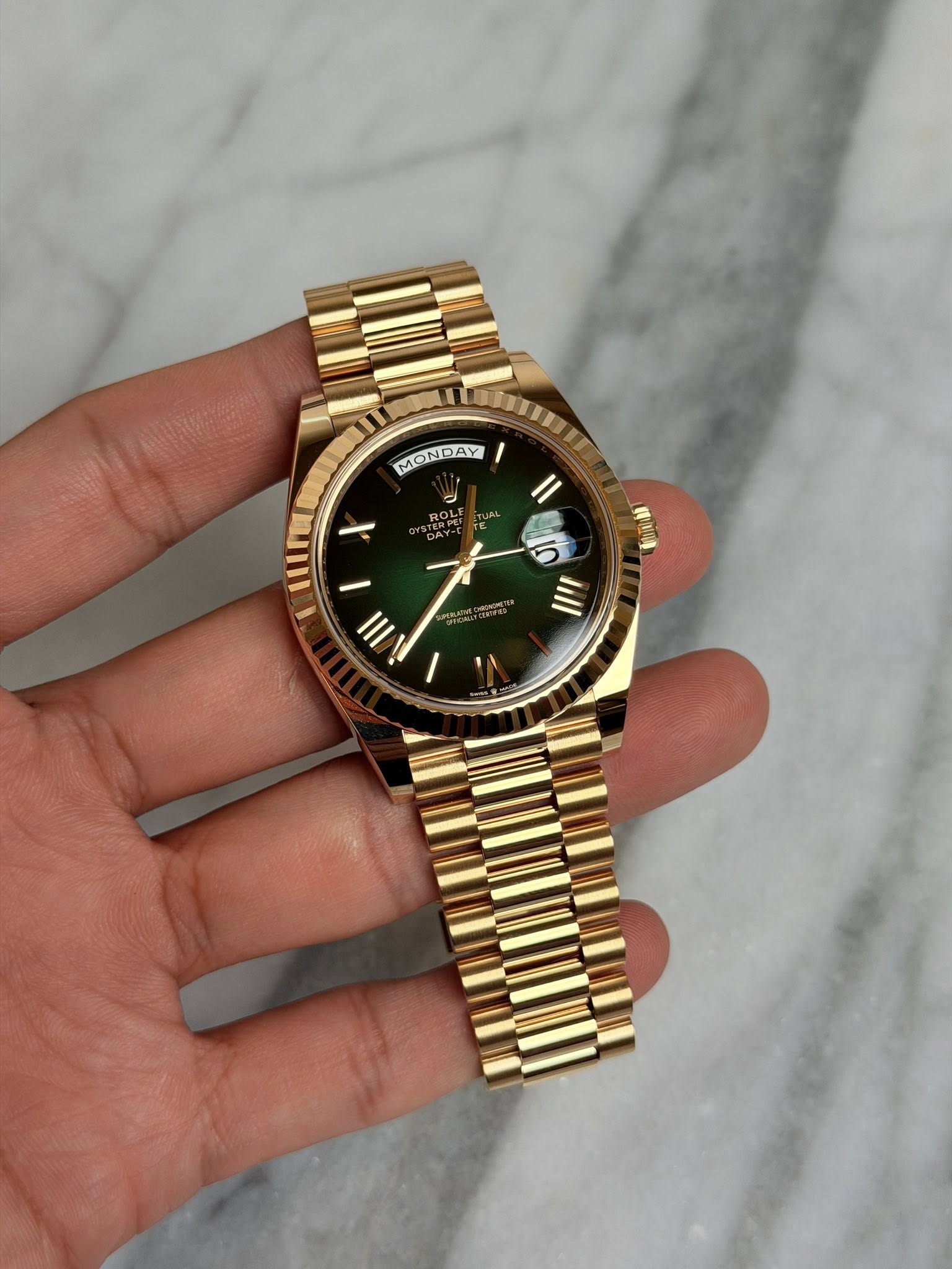 May be an image of wrist watch and text that says 'MONDAY PET 川額 X VIII Iill'