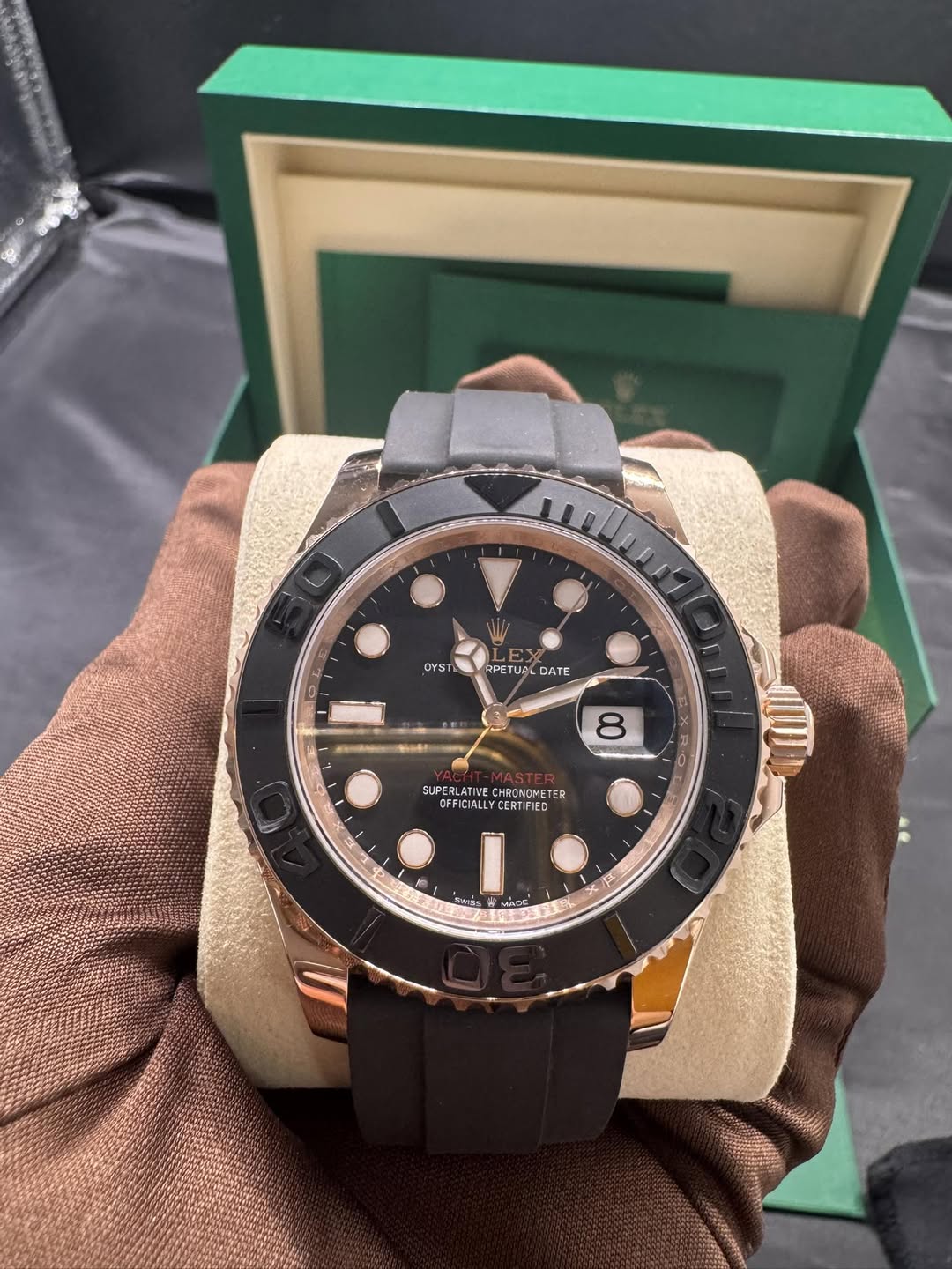 May be an image of wrist watch and text that says 'DYS RPETUAL DATE 8 O SUPERLATIV JPERLATIVECHRONONETE CHACNOMETER OFFICIALLY CERTIFIED 密 o 当んら茶 لهم ن بد C 成 奶地'