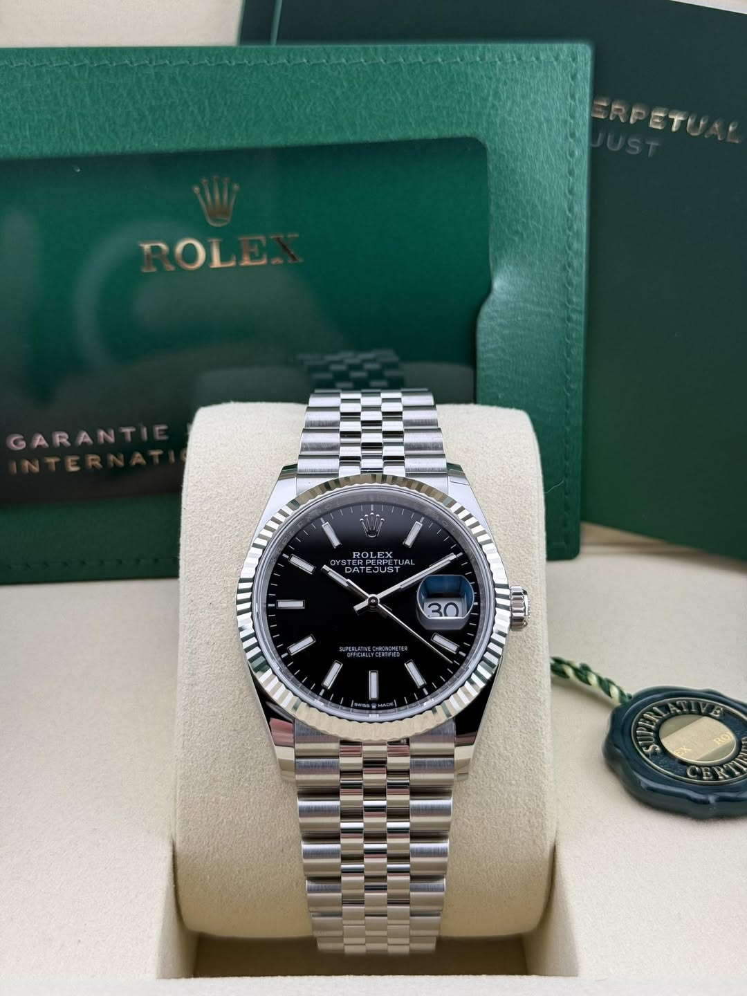 May be an image of wrist watch and text that says 'ERPETUA ERP ETUA ROLE GARANT eser YSTER ROLE EJUS JAL 30 ်ာ esos ER و 20 শ A k D'
