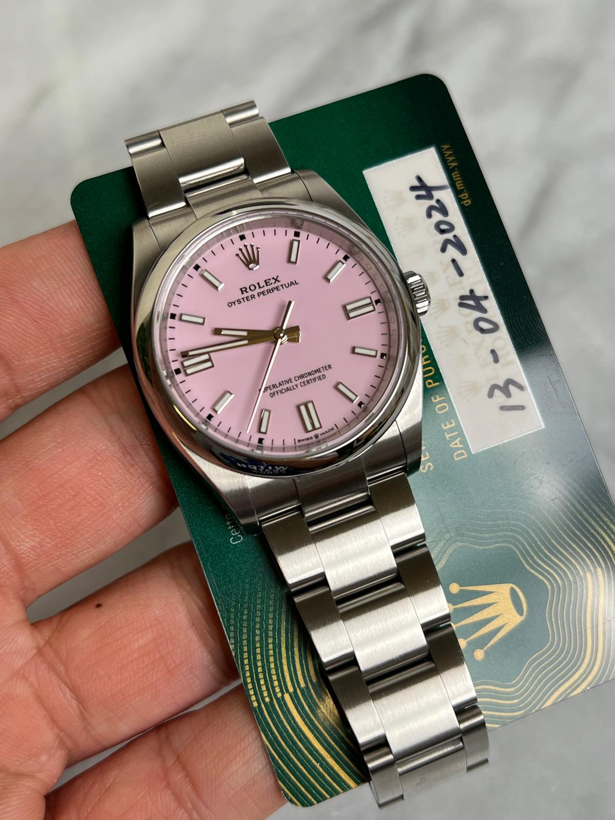 May be an image of wrist watch and text that says 'I ROLEX PERPETUAL UAL OYSTER I ERLATIVE CEなザ证D CHRONOMETER 生在安 I DI Swas בקסגל PUR OF DATE DATEOF E'