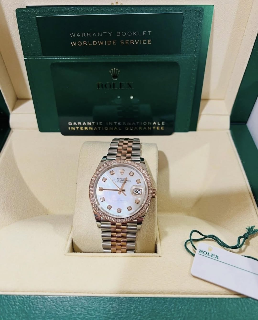 May be an image of wrist watch and text that says 'WORLDWI W RVICE GARANT INTER S O ΣAT .に ិ 2 30 ® ROLEX ROLEX'