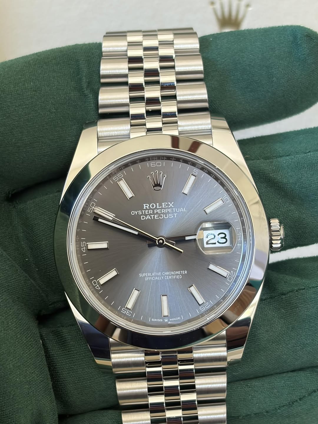 May be an image of wrist watch and text that says ' ROLEX EX OYSTE OYSTERPERPET OYSTERST PERPET TUAI DATEJUST SUPERLATINVE CHRONOMET TER OFFICIALLY SUPERLATINE.CHEONIAMETER…