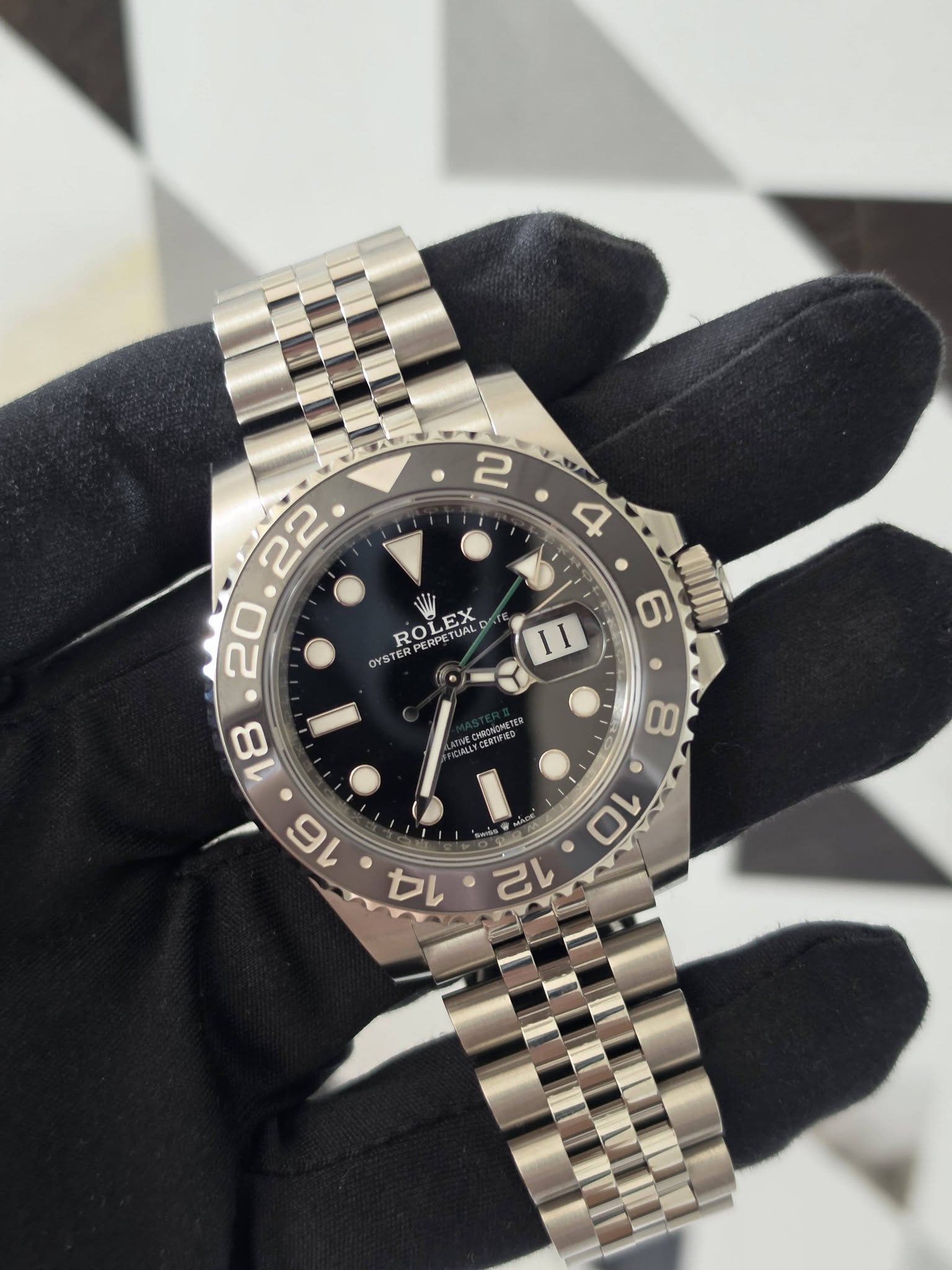 May be an image of wrist watch and text that says '2 ADA ● 4 ROLEX OY LEX TUALD RPERPETUALD PERPE OYSTER 6 I I 16 IM GUSU aNTE M'
