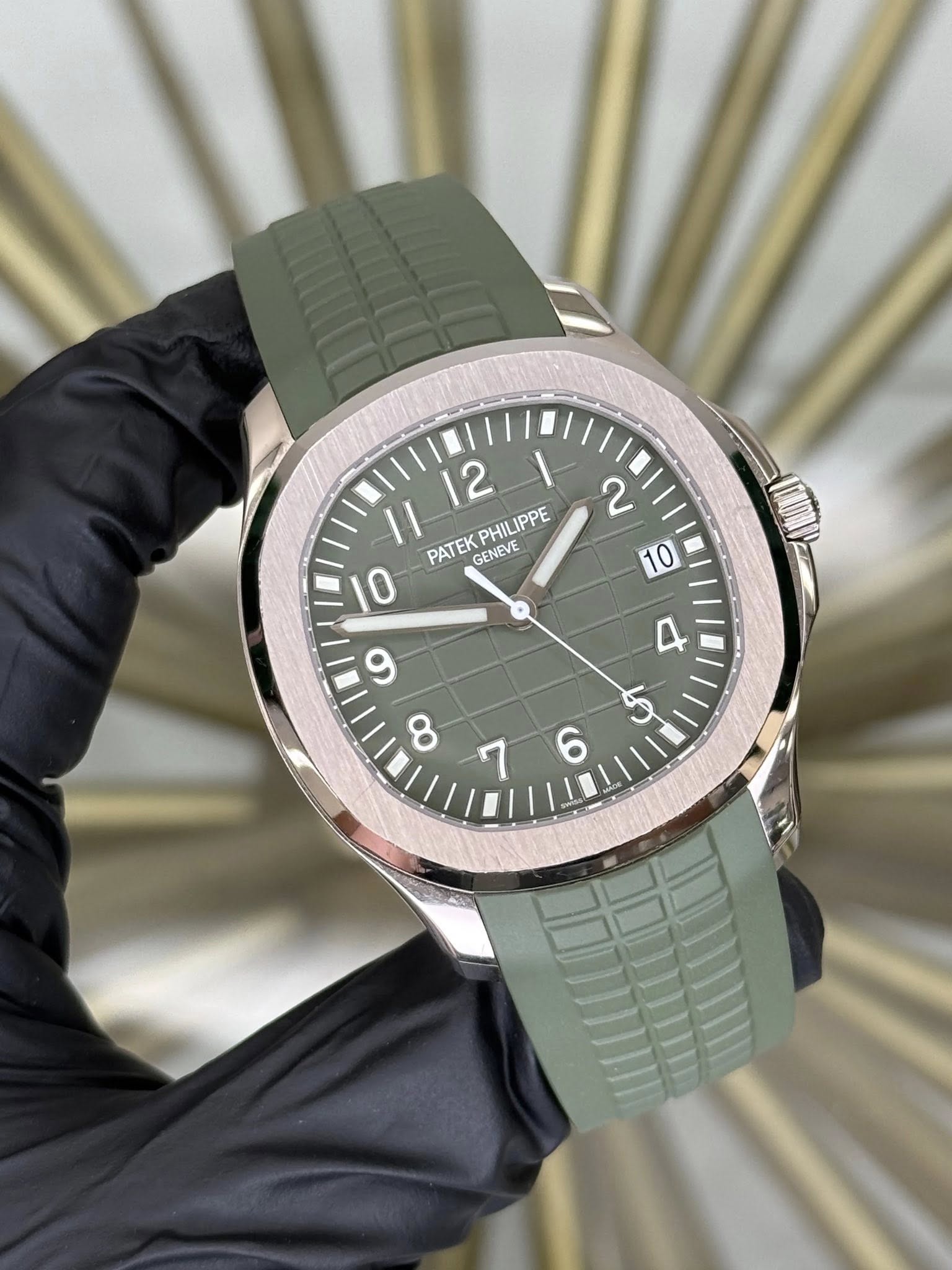 May be an image of wrist watch and text that says '2 10 12 ۱ I1 PATEK PATEKPHILIPPE PHILIPPE 0 10 GENEVE و ထ 4 5 6 6'