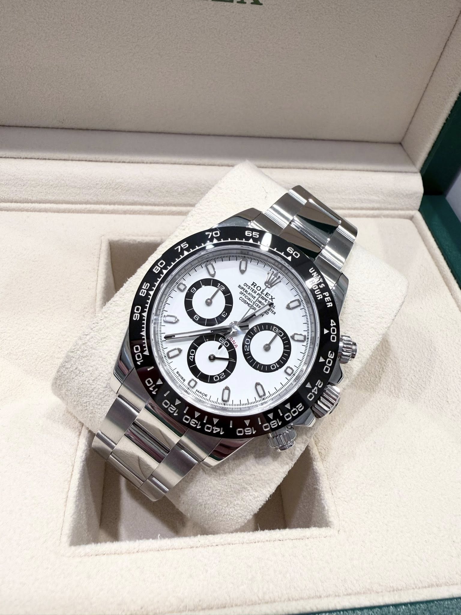 May be an image of wrist watch and text that says ' B 0 100 O NA 60 UPERLATINE LEX 0 RO ਚੀ UNATOUR HOUR SPER 0 400 0 LV 300 240 VIII 160 0 O pe σι 02 D 2'