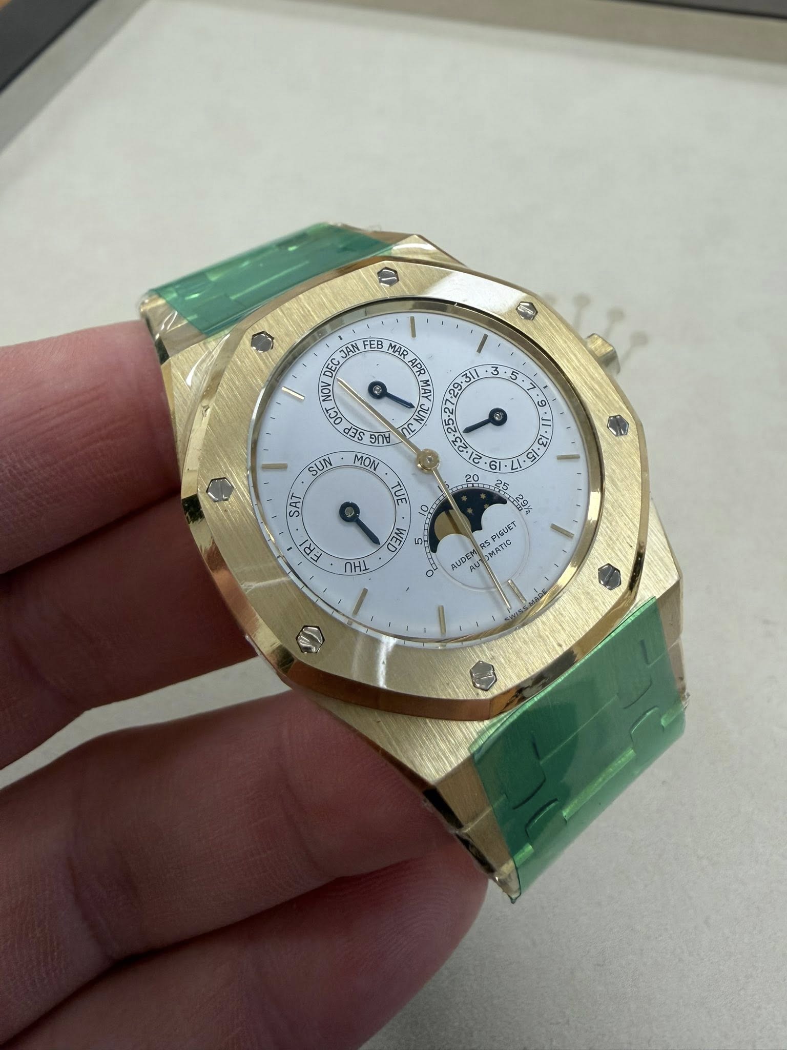 May be an image of wrist watch and text that says '9 ECJAN JAN EB MAR DEC APp ለ ใว 1၁၀ EE Pd SUN MON TUE : 9 -I1 ٠ 51-L 5 2၀ SAT FRI THU WEM ह৩ UDEM AUDEY MATIC RSPIGUL MATC…