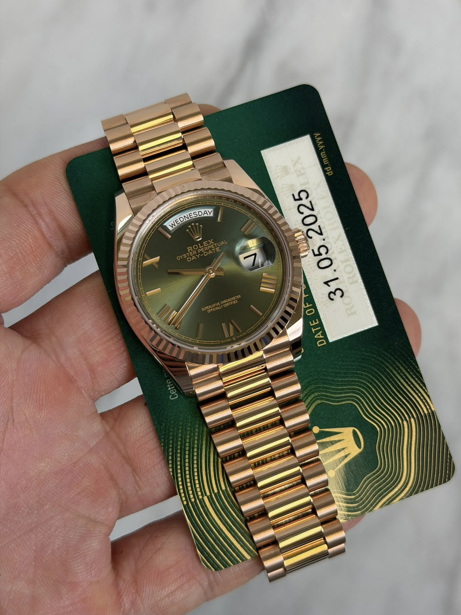 May be an image of wrist watch and text that says 'WEDNESDAY 麗 > DATEOFT TE DAT 31 OF Ε'