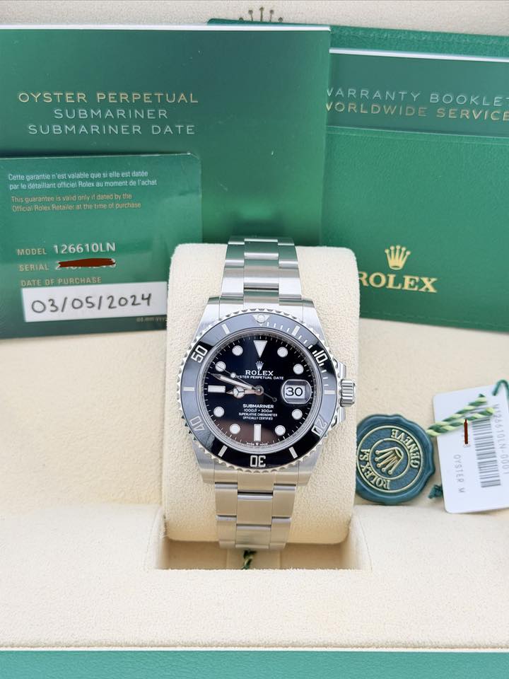 May be an image of wrist watch and text that says 'OYSTER PERPETUAL SUBMARINER SUBMARINER DATE Cette tegromieniestvsaioasebe garantie l'achet VARRANTY VORLDWIDE BOOKLE E SERVICE…