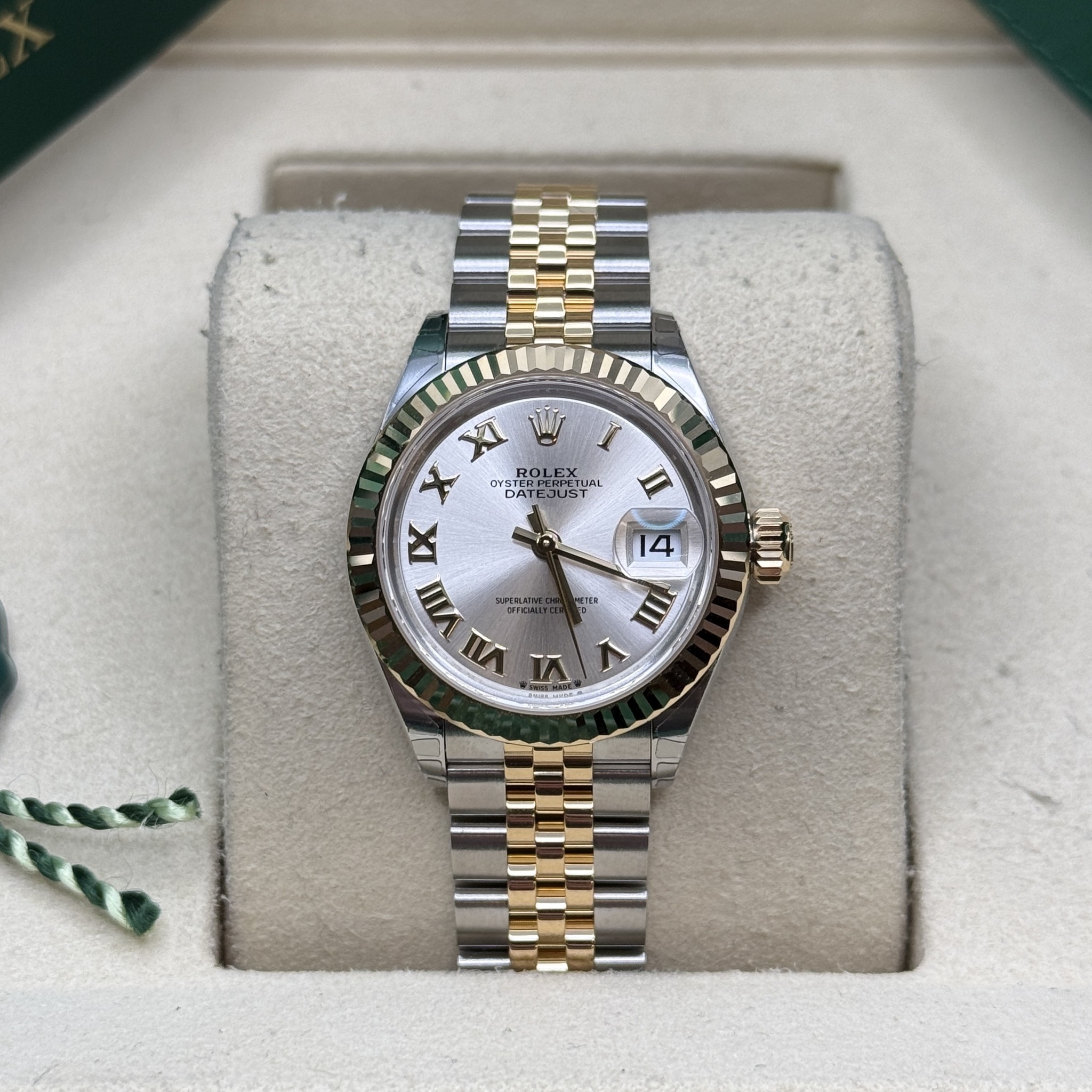 May be an image of wrist watch and text that says 'I Ors S ROLEX. xàt DATE DATEJUST TE II x IX ا1 14 MИ PEILAT VIII ሁረገሪ န်းထြား IIII VI V'