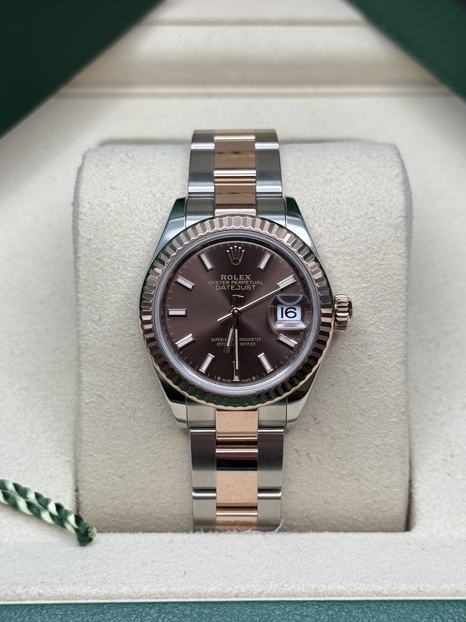 May be an image of wrist watch and text that says 'ن ROLEX DAT ERPEUST FIST 16 已 I I'