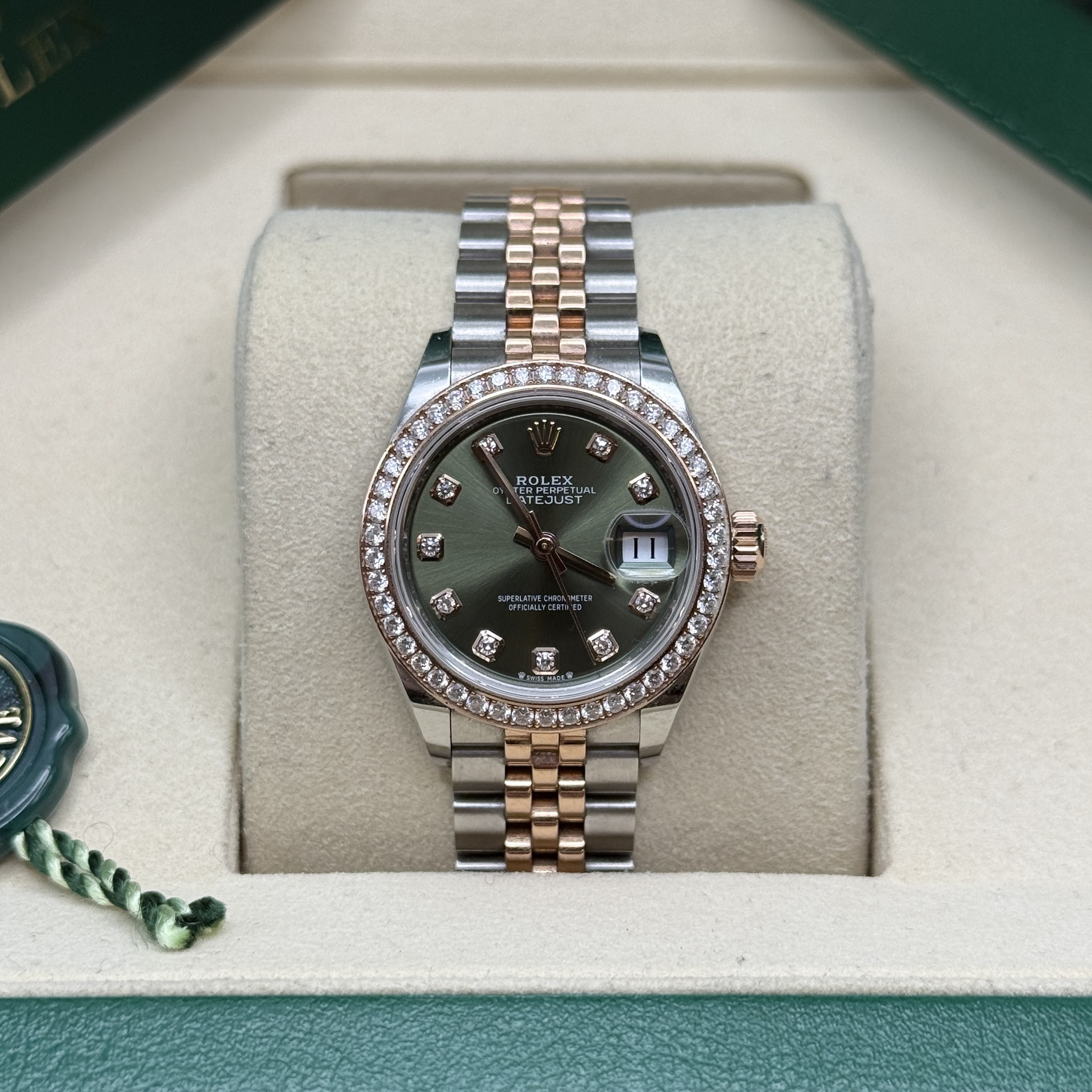 May be an image of wrist watch and text that says '第 ពា ROLKX STEJUST A'