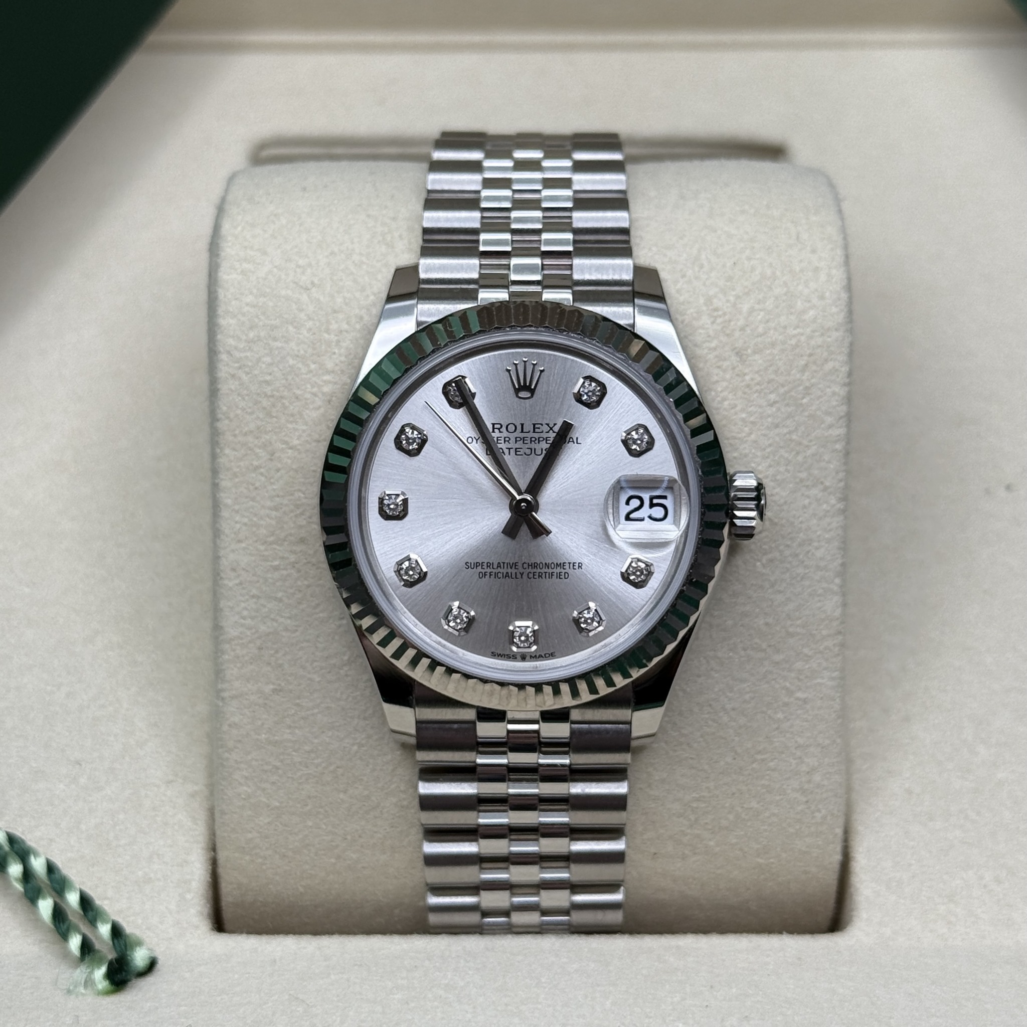 May be an image of wrist watch and text that says 'W RO1 25'