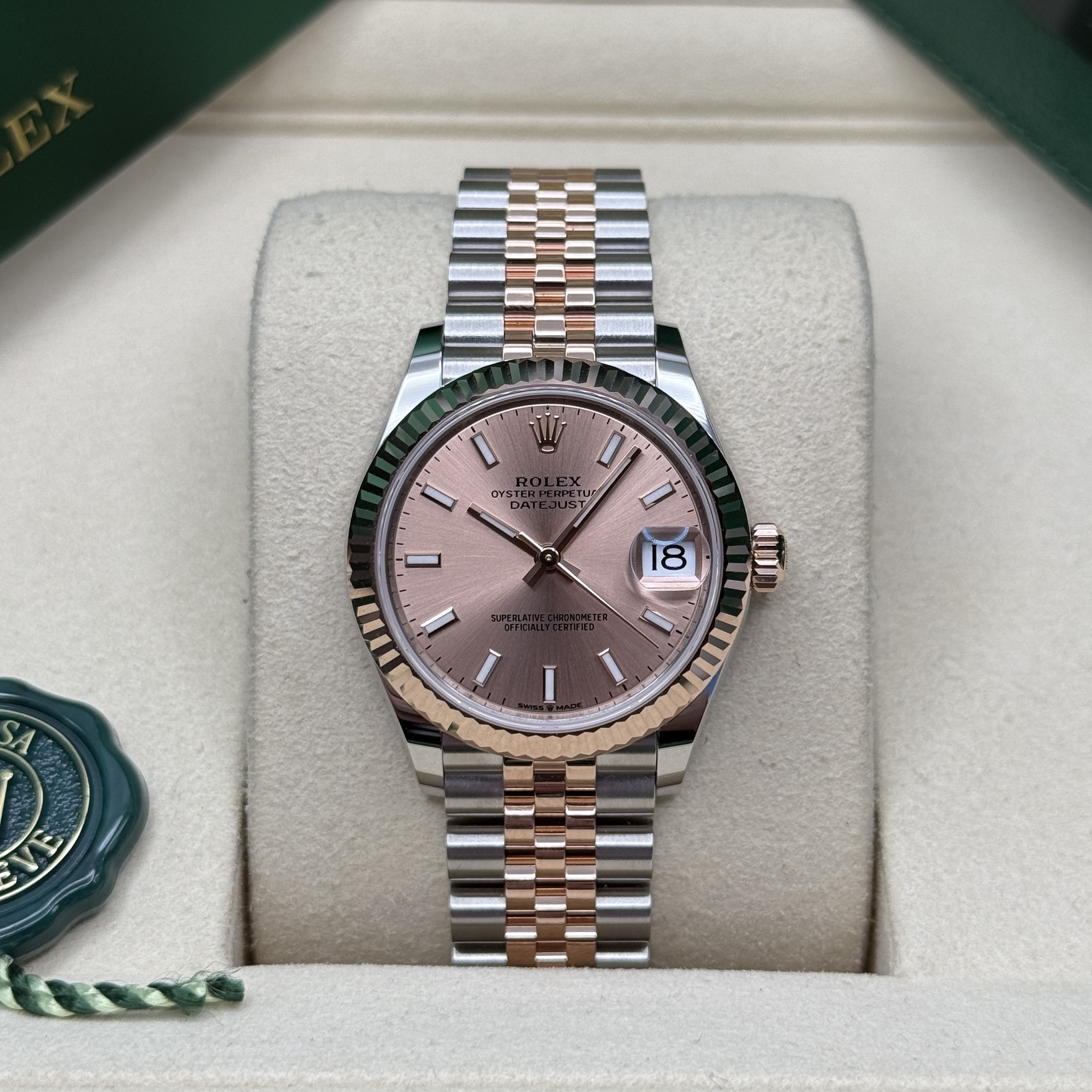 May be an image of wrist watch and text that says 'D I [ umI 18 1 1'