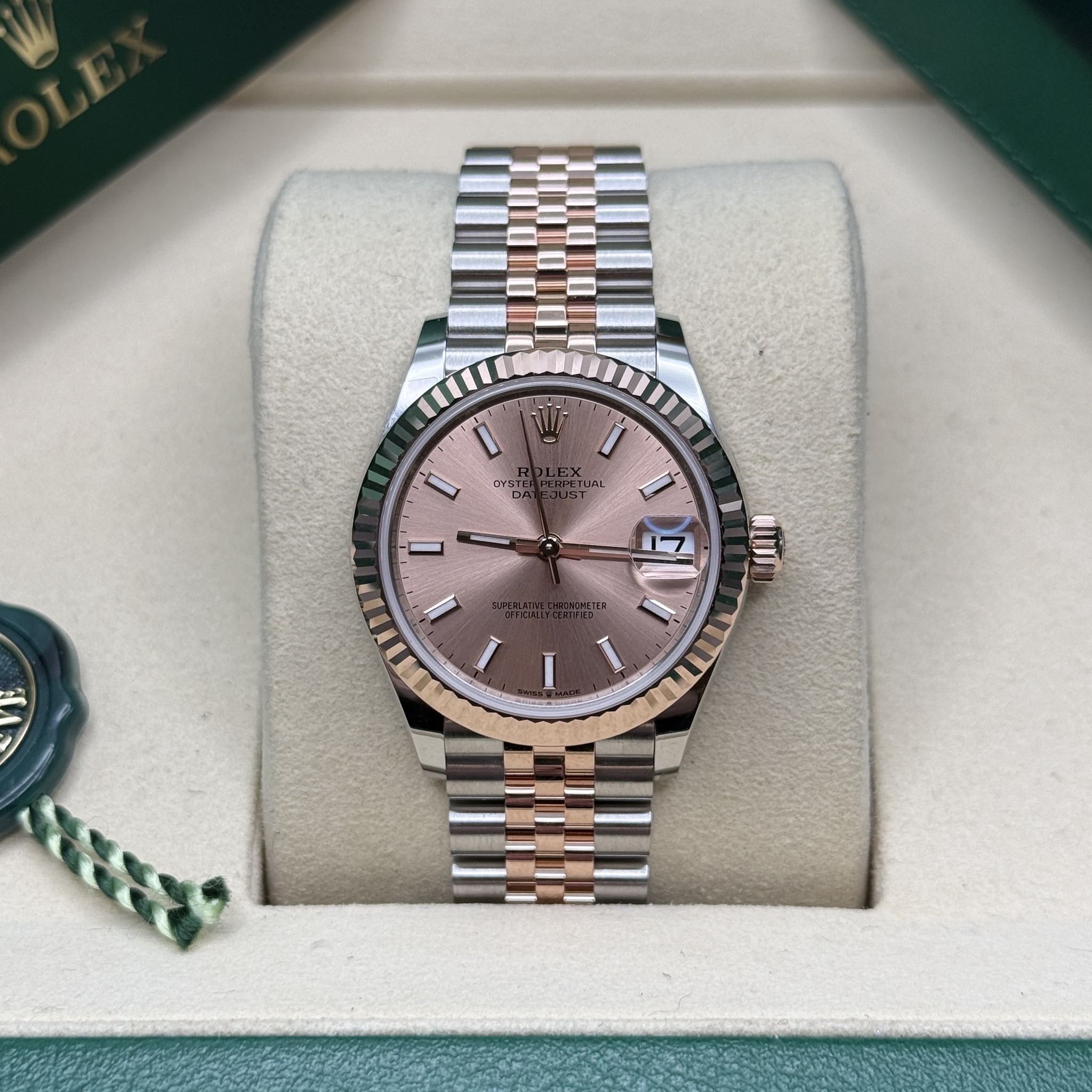 May be an image of wrist watch and text that says 'لا I OYETE D ح TLAL D 금 I 1 I 1 I'