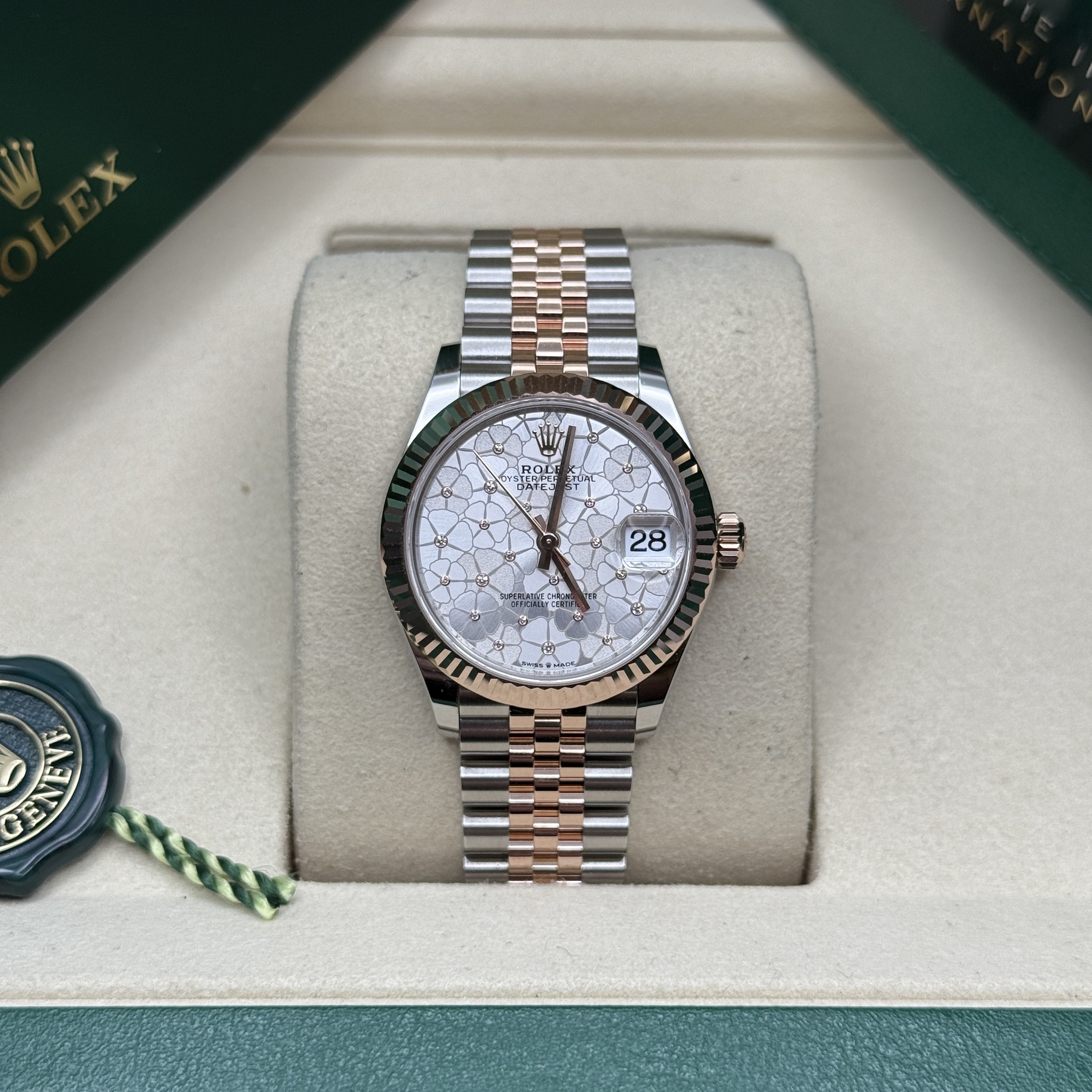 May be an image of wrist watch and text that says '28 GENEVE NEV'