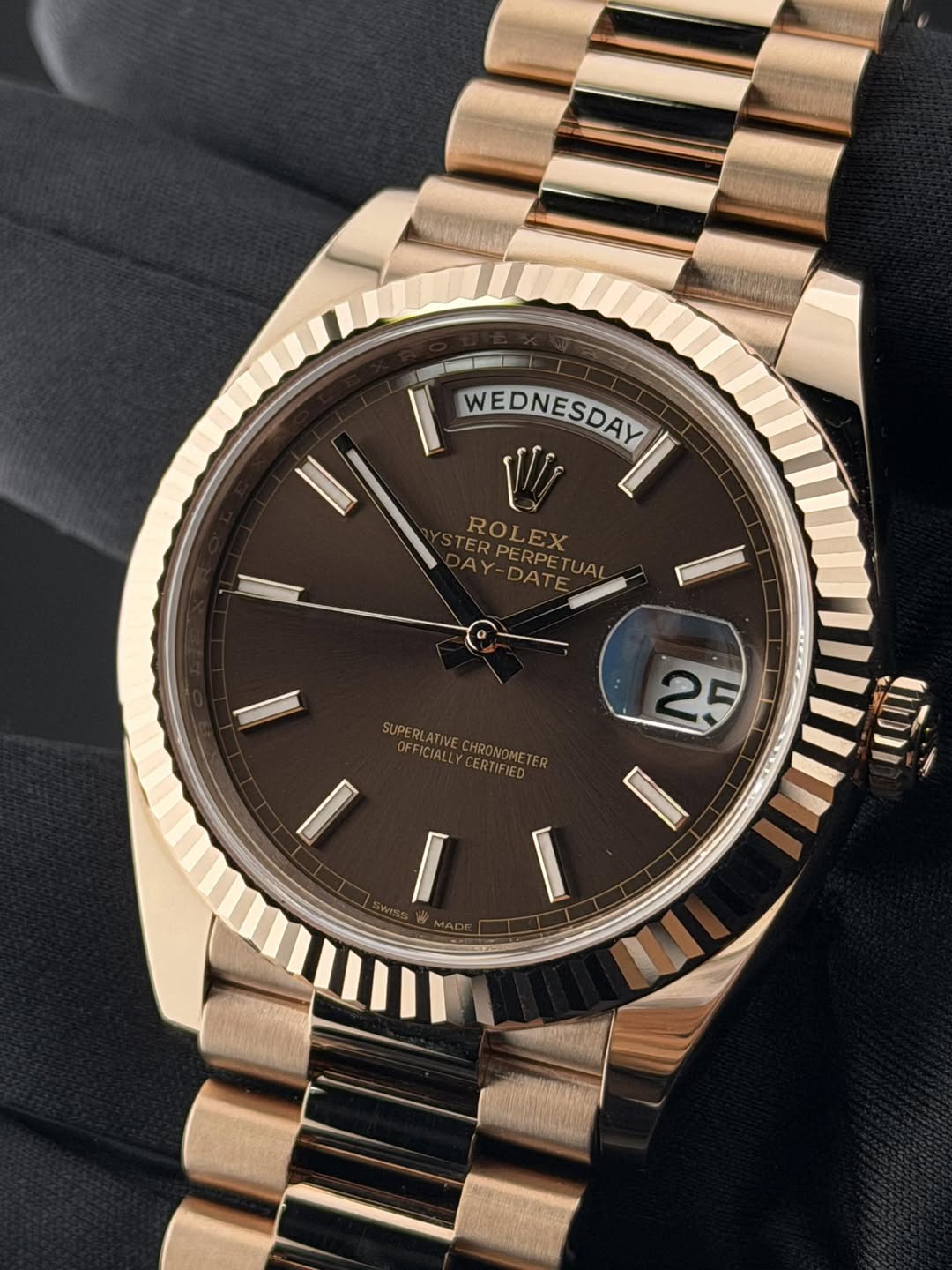 May be an image of wrist watch and text that says 'WEDNESDAY W TERPERPET STERPERPETUAL TUAL ROLEX AY-DATE 25 SUPERLATIV OFFICIALLYCERTIFIED SUPERLATIVE.CHRONGME OFFICIALLYCERTIFIE…