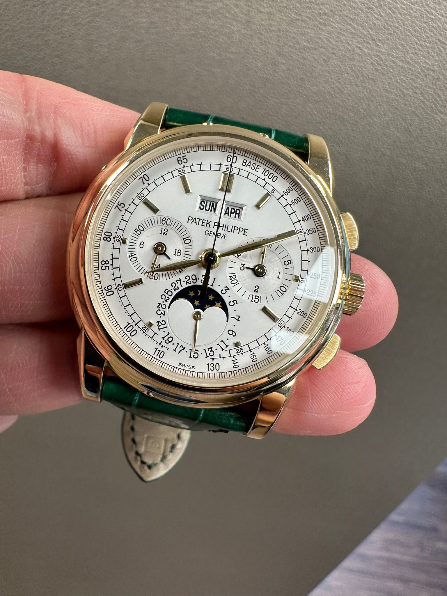 May be an image of wrist watch and text that says '65 50 60 BASE 1000 MI e 60 2 80 SUN APR PATEK HILIPPE EVE GENEVE B e5 ن شل 201 2 /151 50 O 1B0111 ថី-2527 21・19・ on '