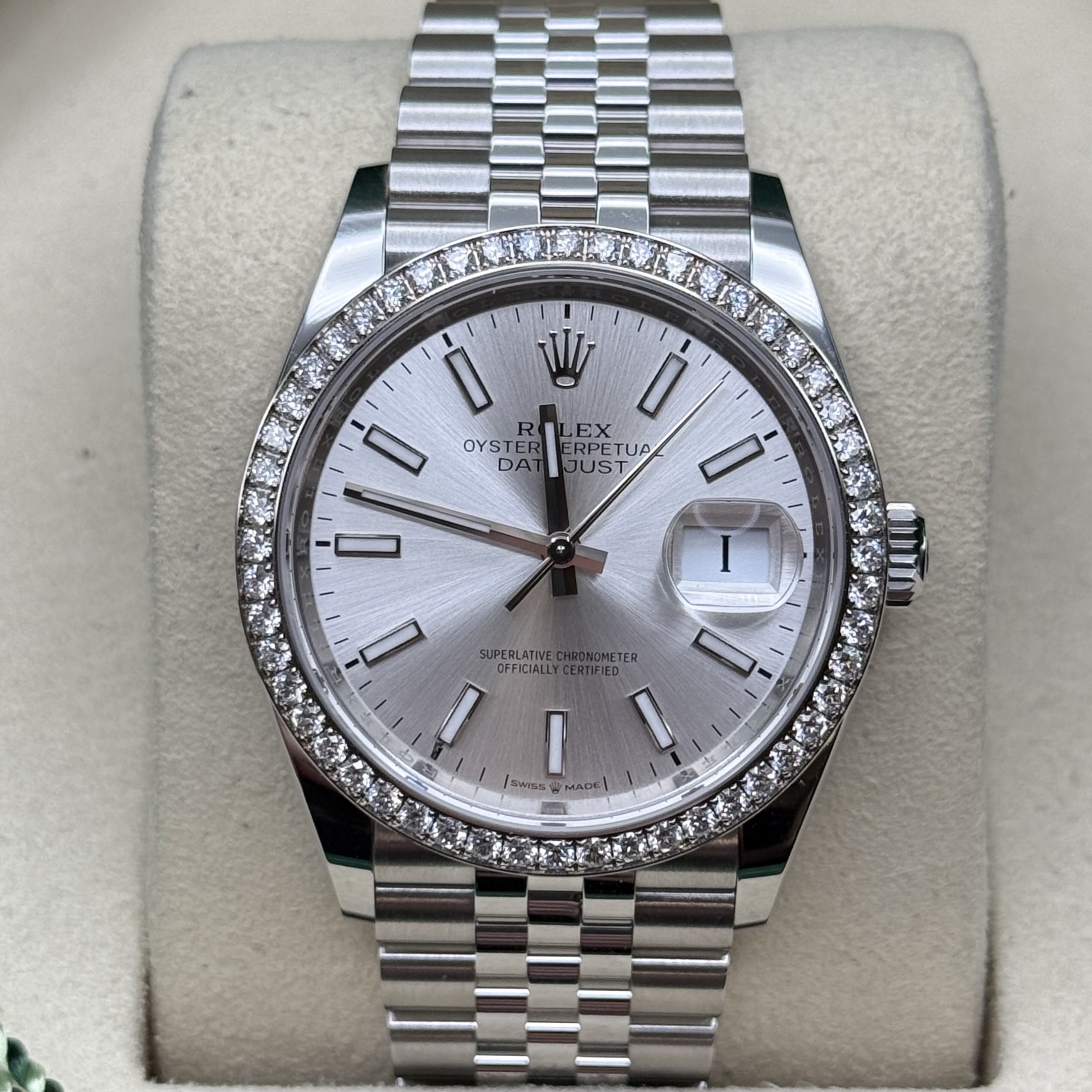May be an image of wrist watch and text that says 'I W R EX OYSTEI RPET TUP א i RPE DA A JUST I I I I JPERLATIVE OFFICIALA EYETER 三 AIIO SWISSs MTE'