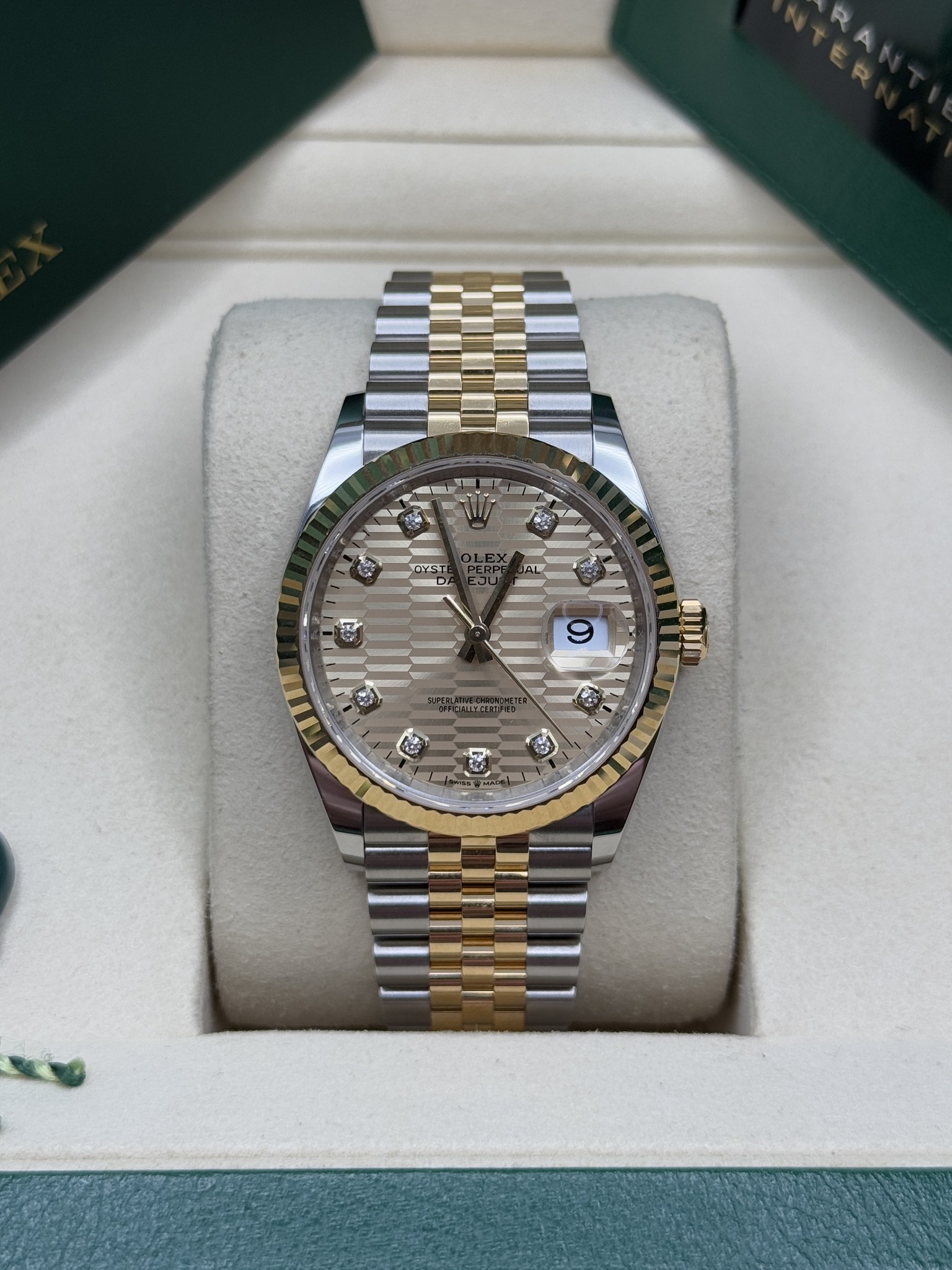 May be an image of wrist watch and text that says 'LTE - OYSTI JAL 梅 9 mTn 選 ጩት'