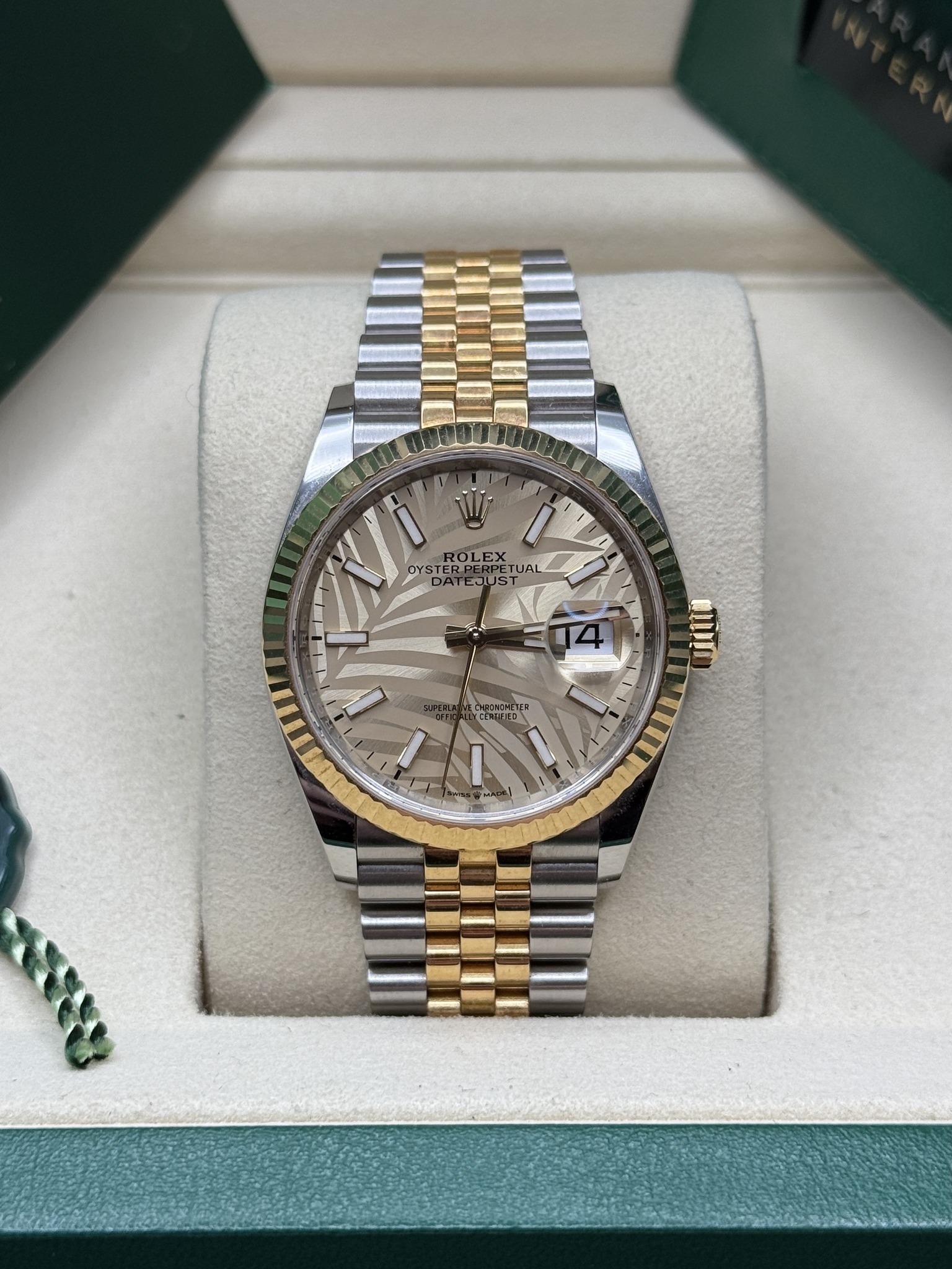 May be an image of wrist watch and text that says 'oY STERPE STEDOLEX RPET JAL ATEJUST C QUENCEDA TU'