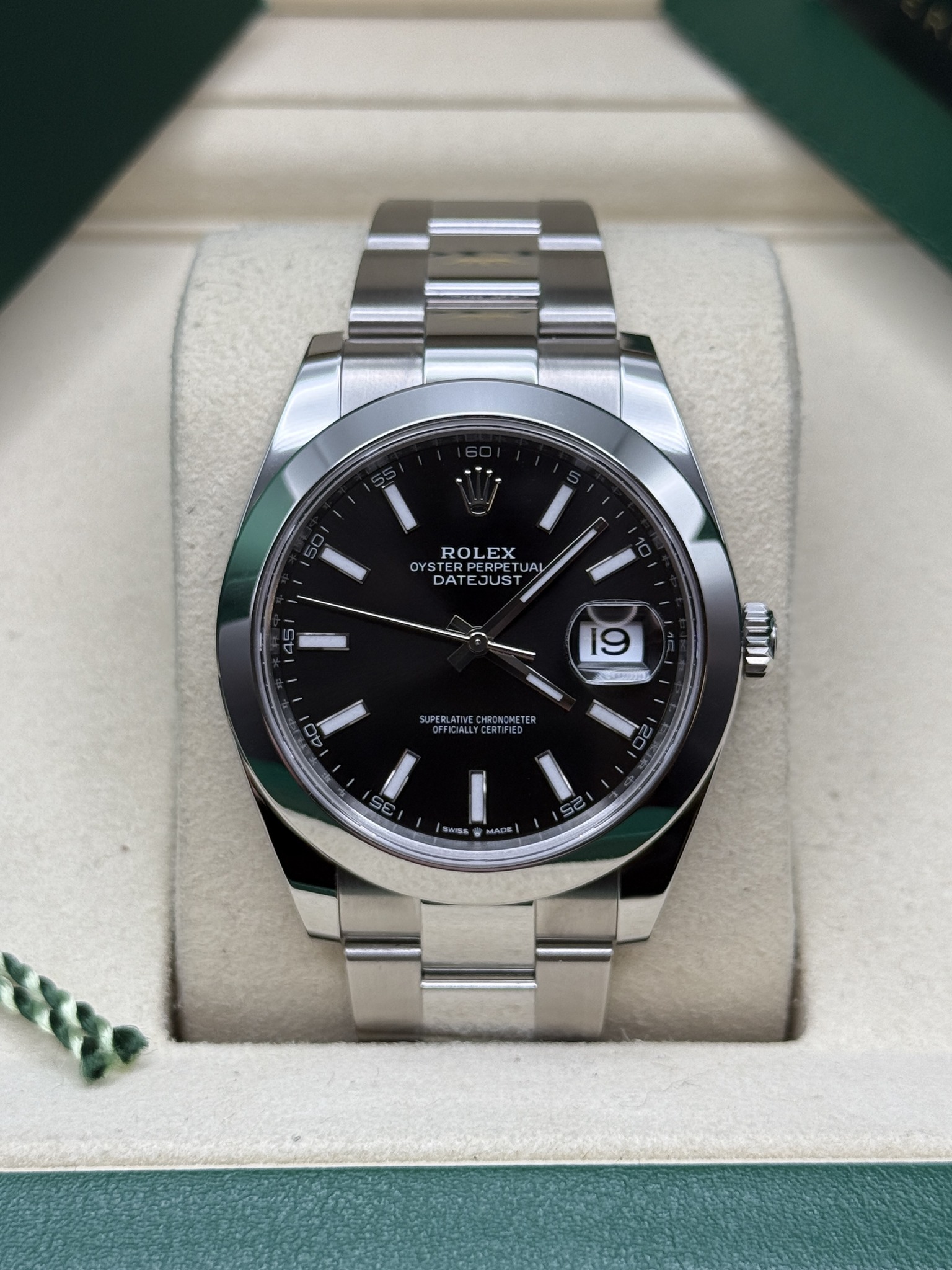 May be an image of wrist watch and text that says 'ROLEX OYS OYSTE PERPETU UAL JA DAT TEJUST JUS 0 45 19 AUU 40 SUPERLATIM CHRONEMETER CERTIFIED O SE A2 ទឹតមន DWTSA ان G የድ ADE…