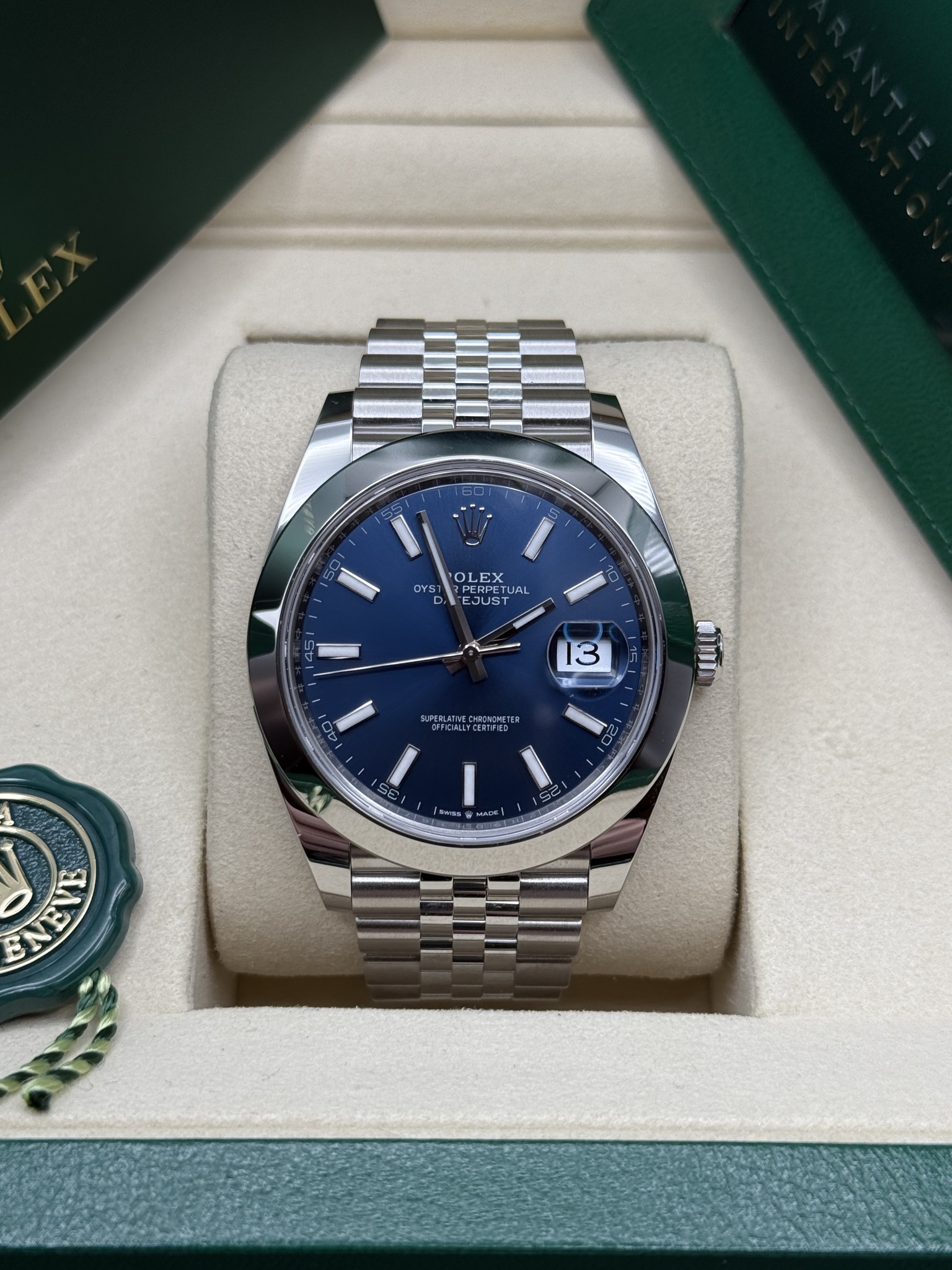 May be an image of wrist watch and text that says 'OYS 01 OL EX JUST ERPET PETUA PETU TUA UAL JUS 10 13 TE 40 . തങം پوانیا SE W SWEL WTA E E SS 1- HARET! قر S NEVE'