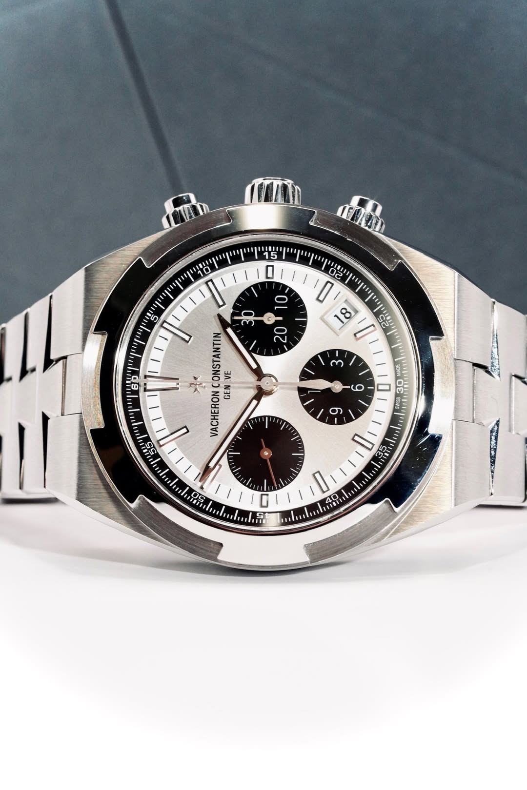 May be an image of wrist watch and text that says '15 TENOID " I ထ I S5 20 က m ONSTANTIN VE NVE VE VACHERON GEN م รอางศ D E EVS တ ויייוייין 1 ጌ 후두 Lp 1'