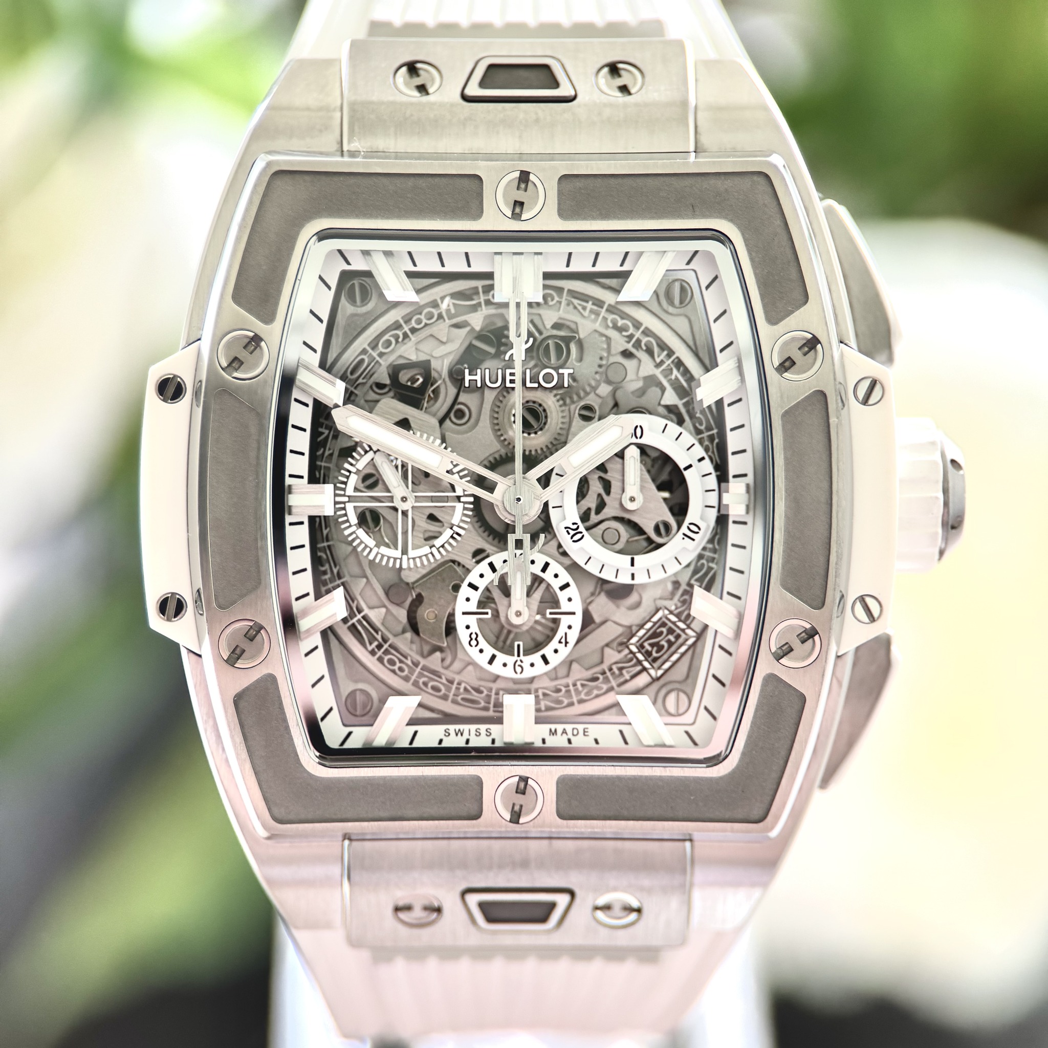 May be an image of wrist watch and text that says 'সকন നീസട O 000 9 elost0o HUE HUELOT LOT 0 20 : 10 1 ه S 1 t t 6 O វ SWISS MADE'