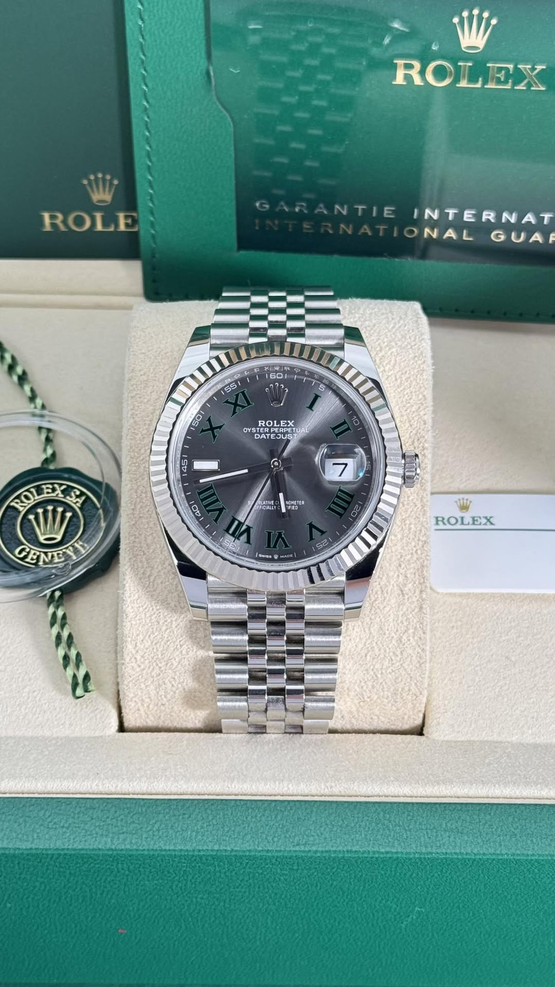 May be an image of wrist watch and text that says 'ROLEX ROLE GARANTIE NTIE INTERNAT ONAL GUA 100I IGCI 95: E0 ROLEX LEX CYN T ATE STERPERP DATEJUST T 45 KOLE ید 7 M 04…