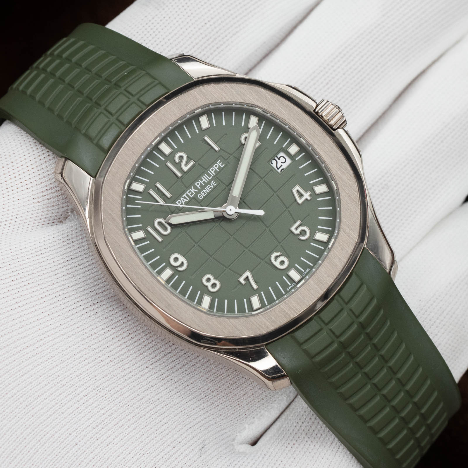 May be an image of wrist watch and text that says '12 I PHILI IPPE HILIPPE 참는 23 II PAT PATEK GENEVE νε ENEVE ব 0 5 و 6 8 7'