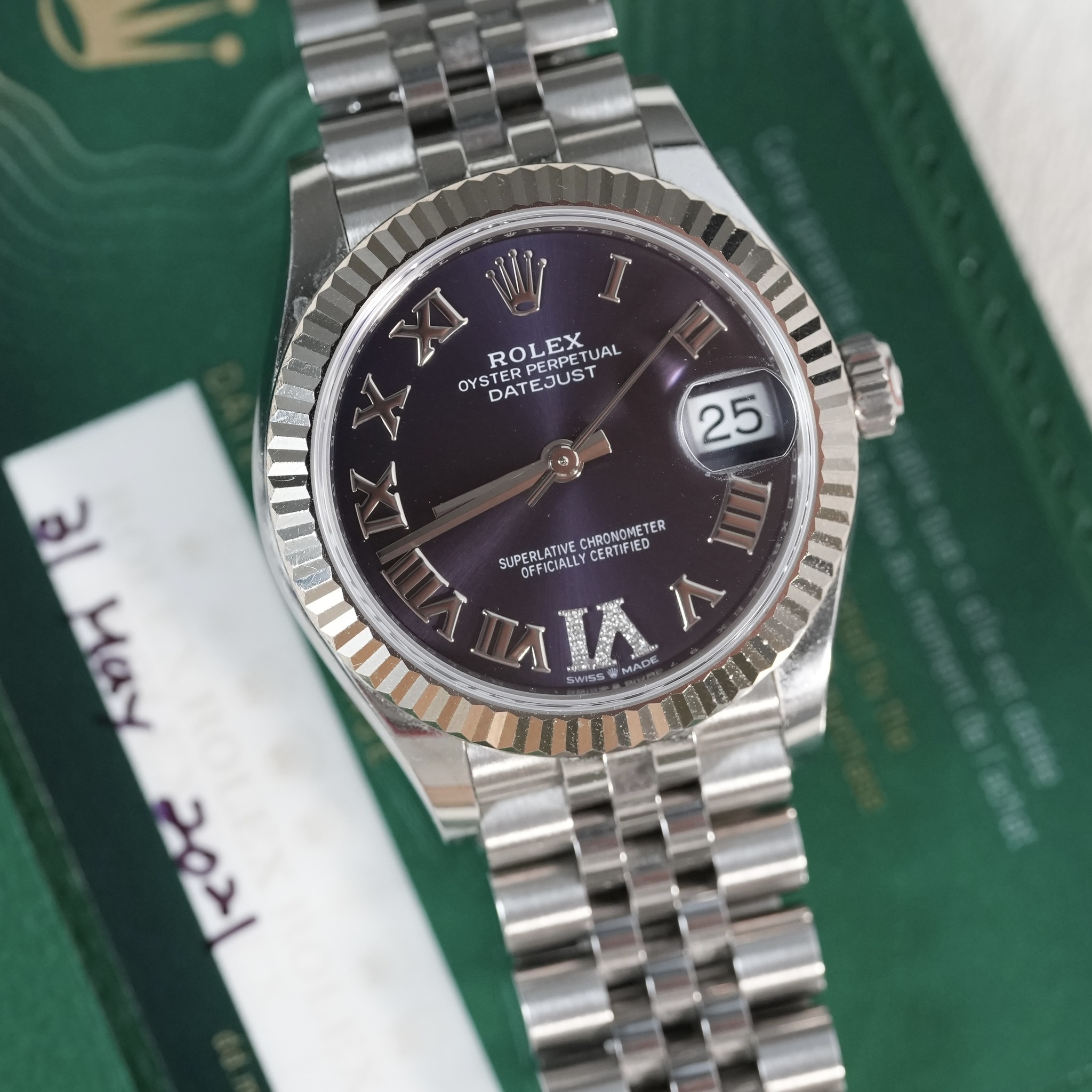May be an image of wrist watch and text that says 'XI I ROLEX ROLRTUAL RO OYS YSTERPE DATEJUST RPERPETUA T 25 SUPERLATIVE CERTIFIED CHRONOMETER SUPERLATNLYCERTIFIED CERTIFIED…