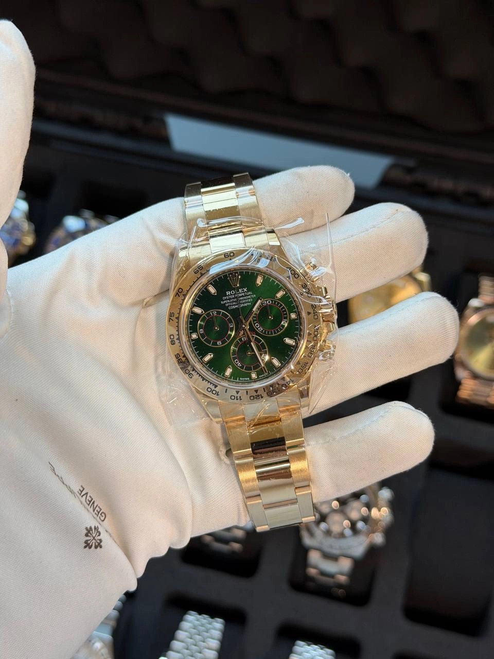 May be an image of wrist watch and text that says '5 BO စန့် OE S P 06 0O0 a ㅋAANES KAENBG 恭'