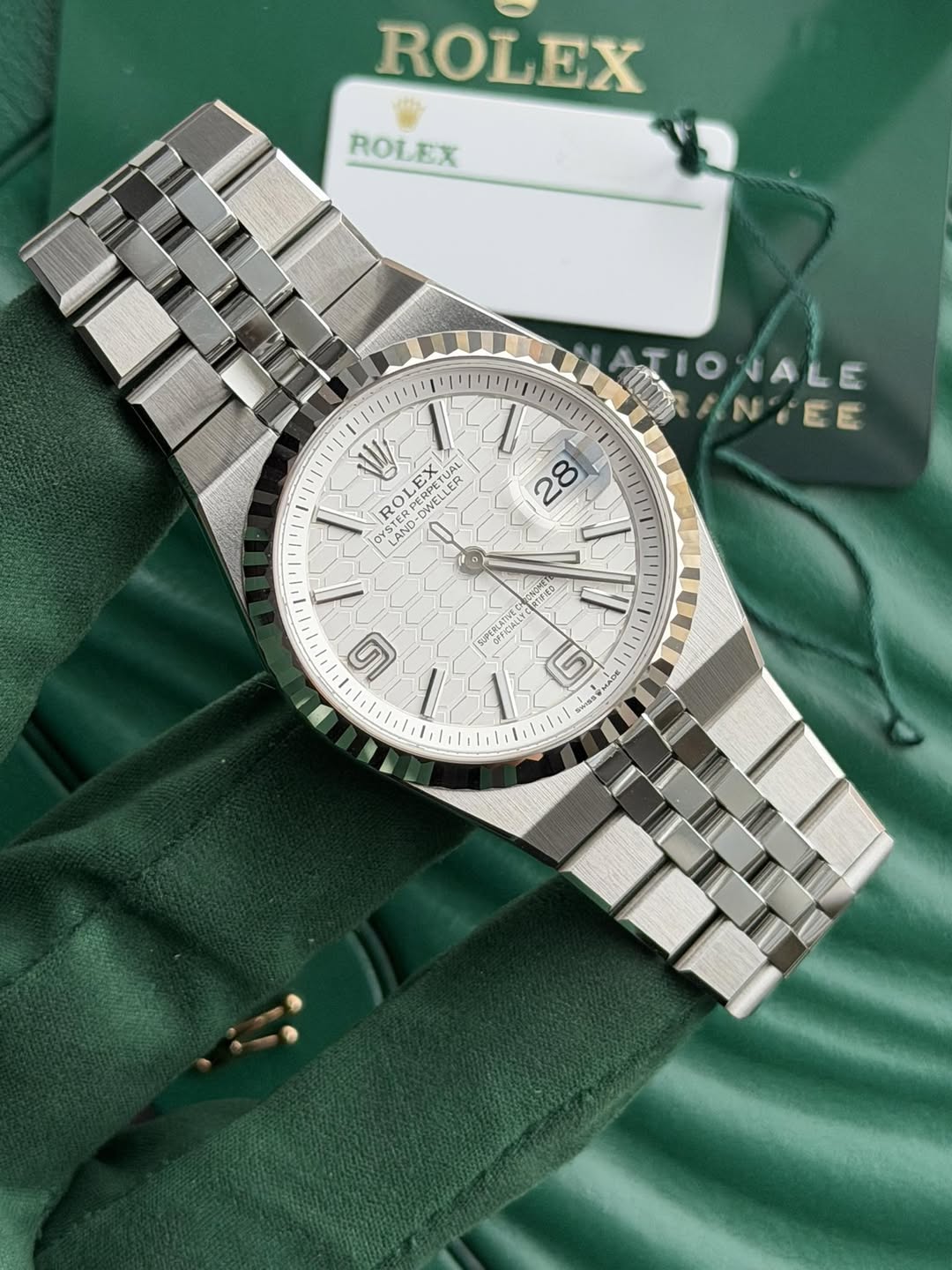 May be an image of wrist watch and text that says 'ROLEX ROLEX I RIINTEE AaM TIONALE ALE ANTEE IN EE W Le LER しER UAL ER B 28 RO PERE PERPET PIVEL EX YSTER LAN AND VO 9 II 保き花A…